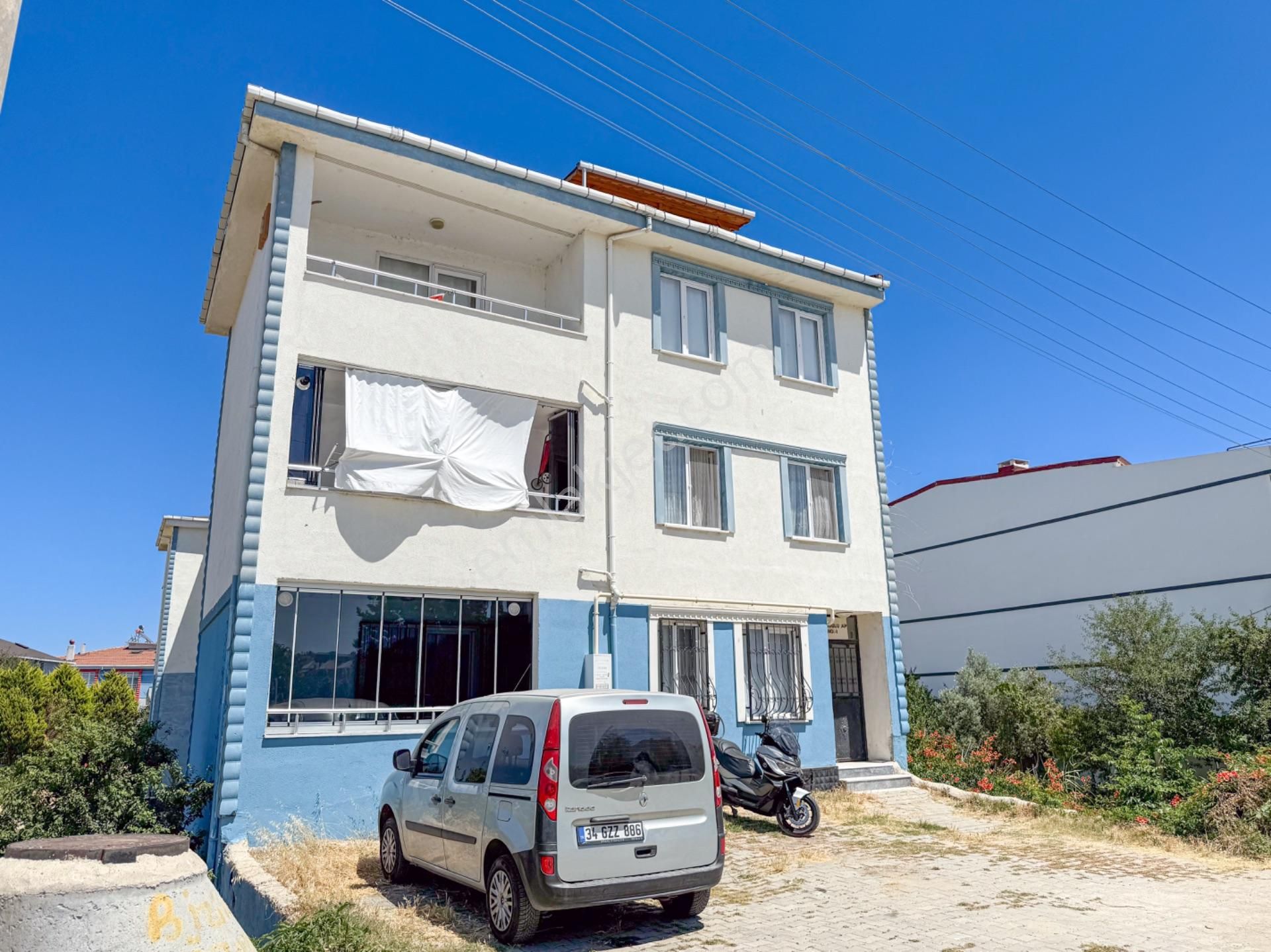 Kumbağ'da Caddeye Sıfır Denize Tarafında Satılık 2+1 Daire