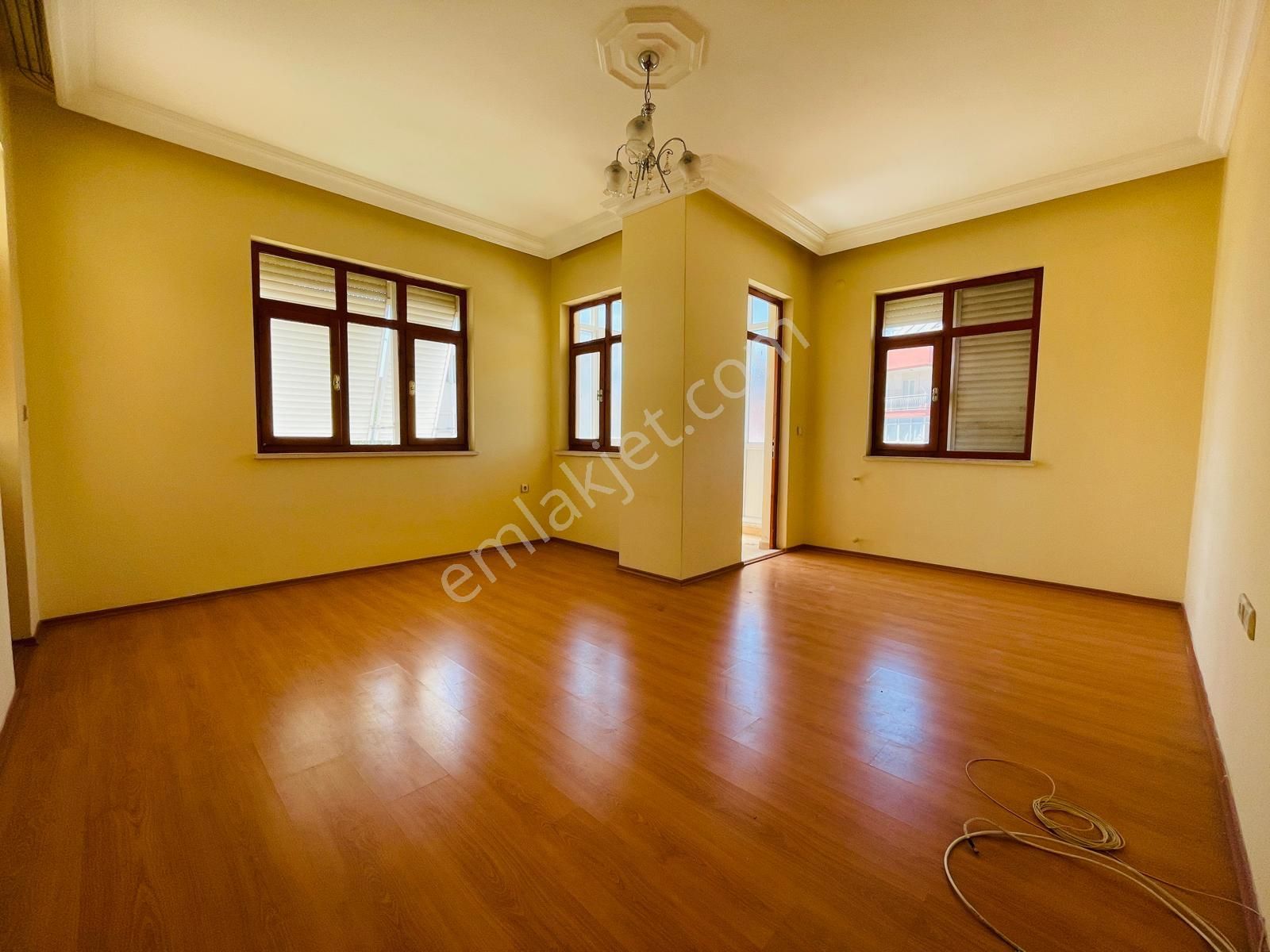 Konuksever Tahtakale Yakını Site İçi Arakat Ayrı Mutfak 3+1