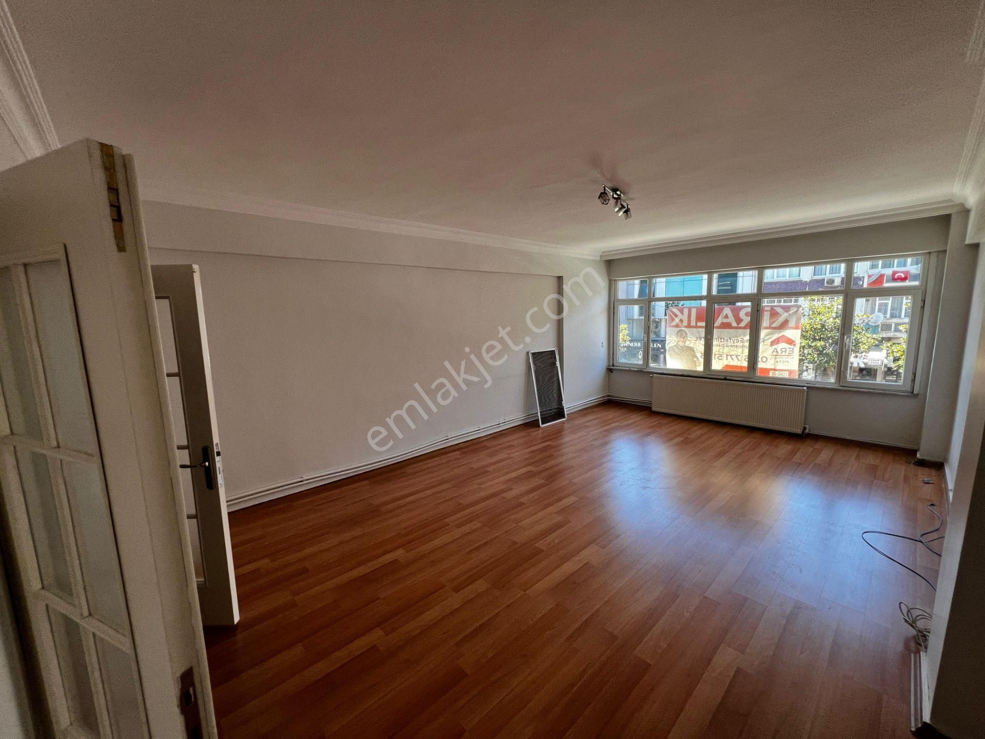 Üsküdar Altunizade'de Cadde Üzeri 3+1 Kiralık