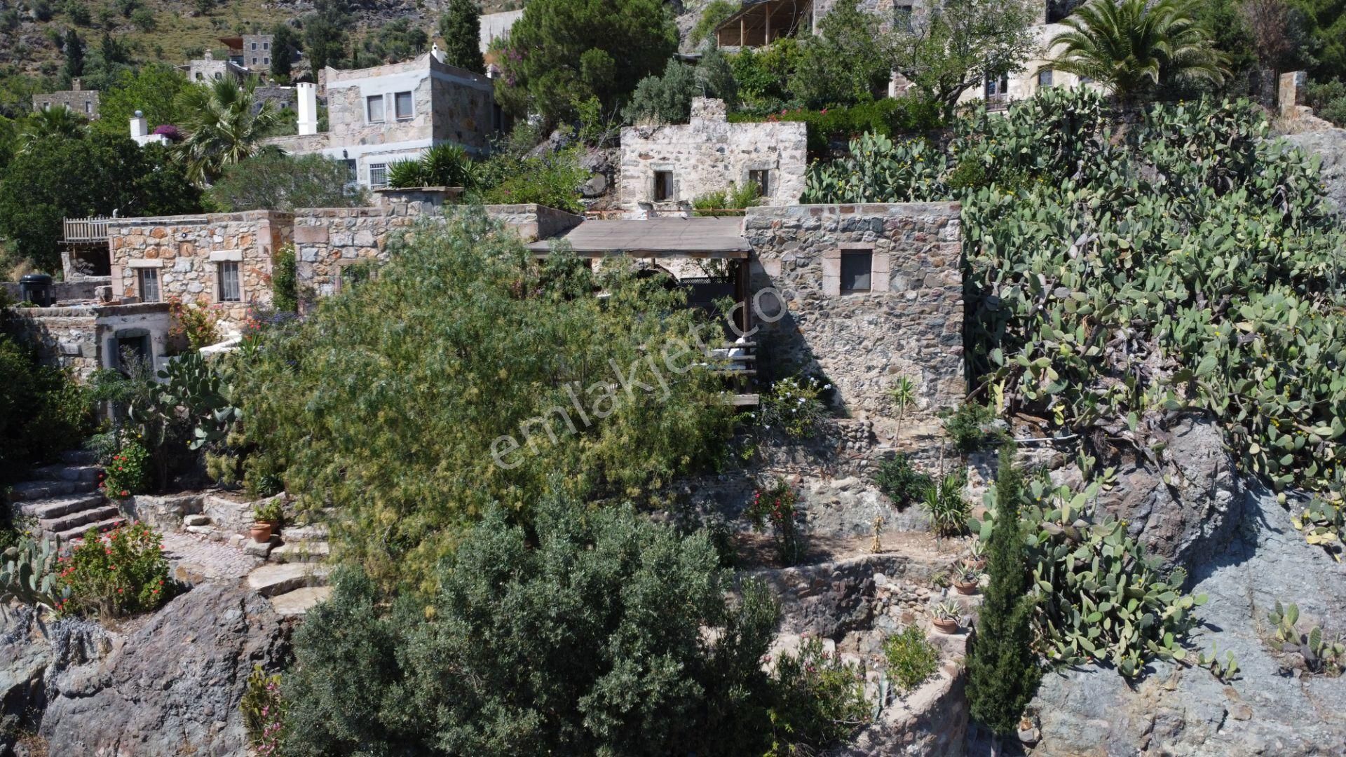 Gümüşlük, Eski Karakaya Köyü'nde, Deniz Manzaralı Satılık Ev