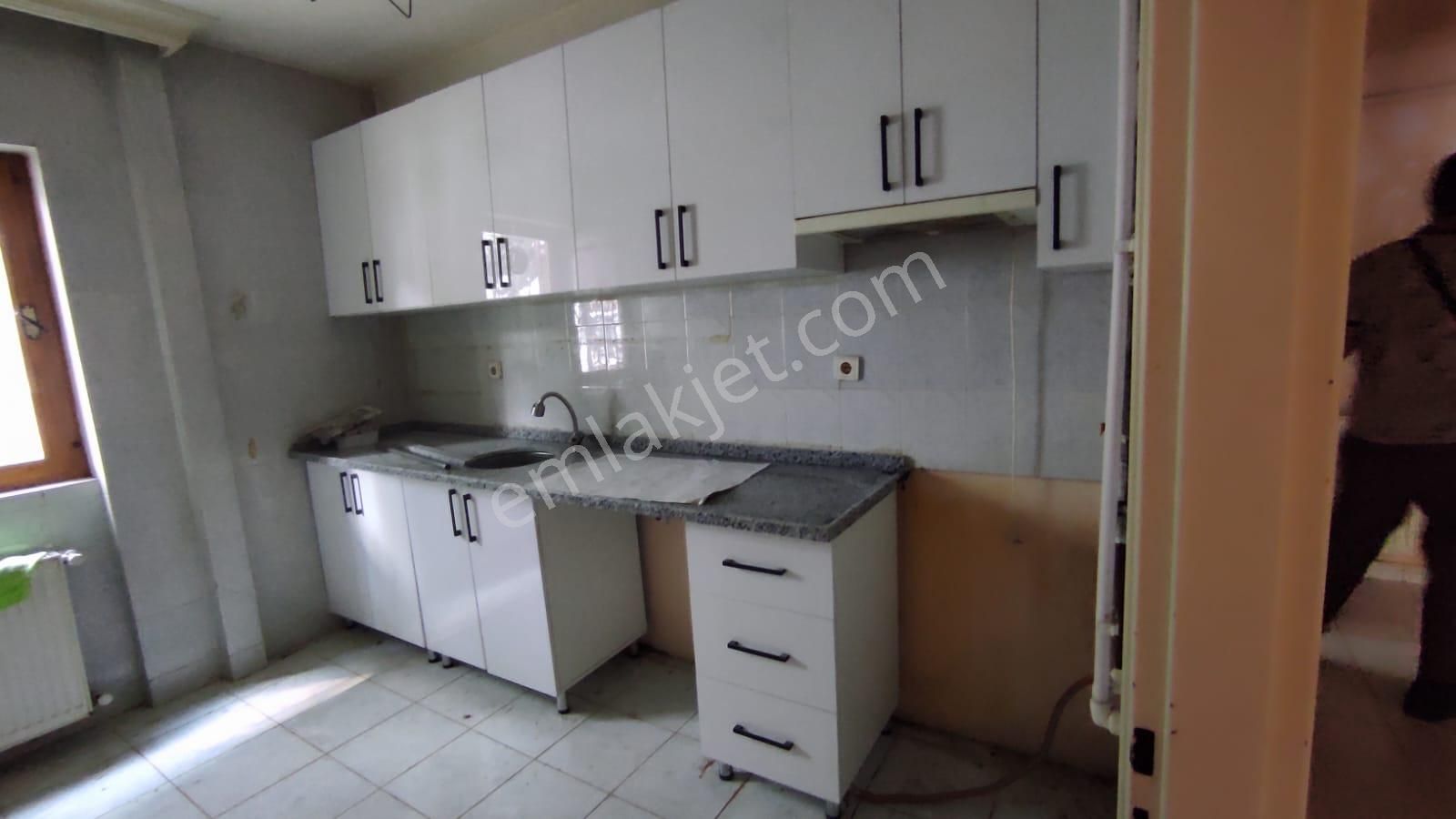 Kiralık*ufuktepe Cadde Üstü Merkez De Yüksek Giriş 2+1 Yapılı Daire