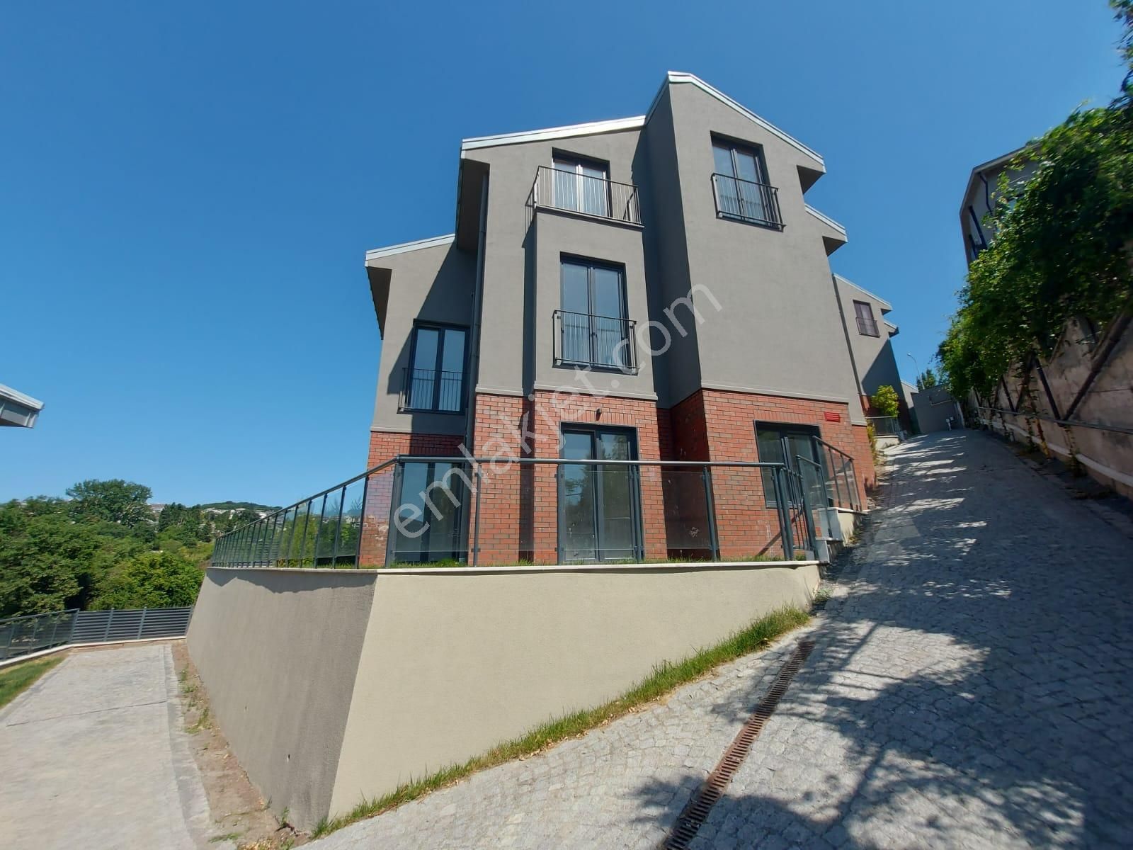 Zekeriyaköy'de Site İçinde Yaşamaya Hazır Yeni 4+1 Kiralık Villa