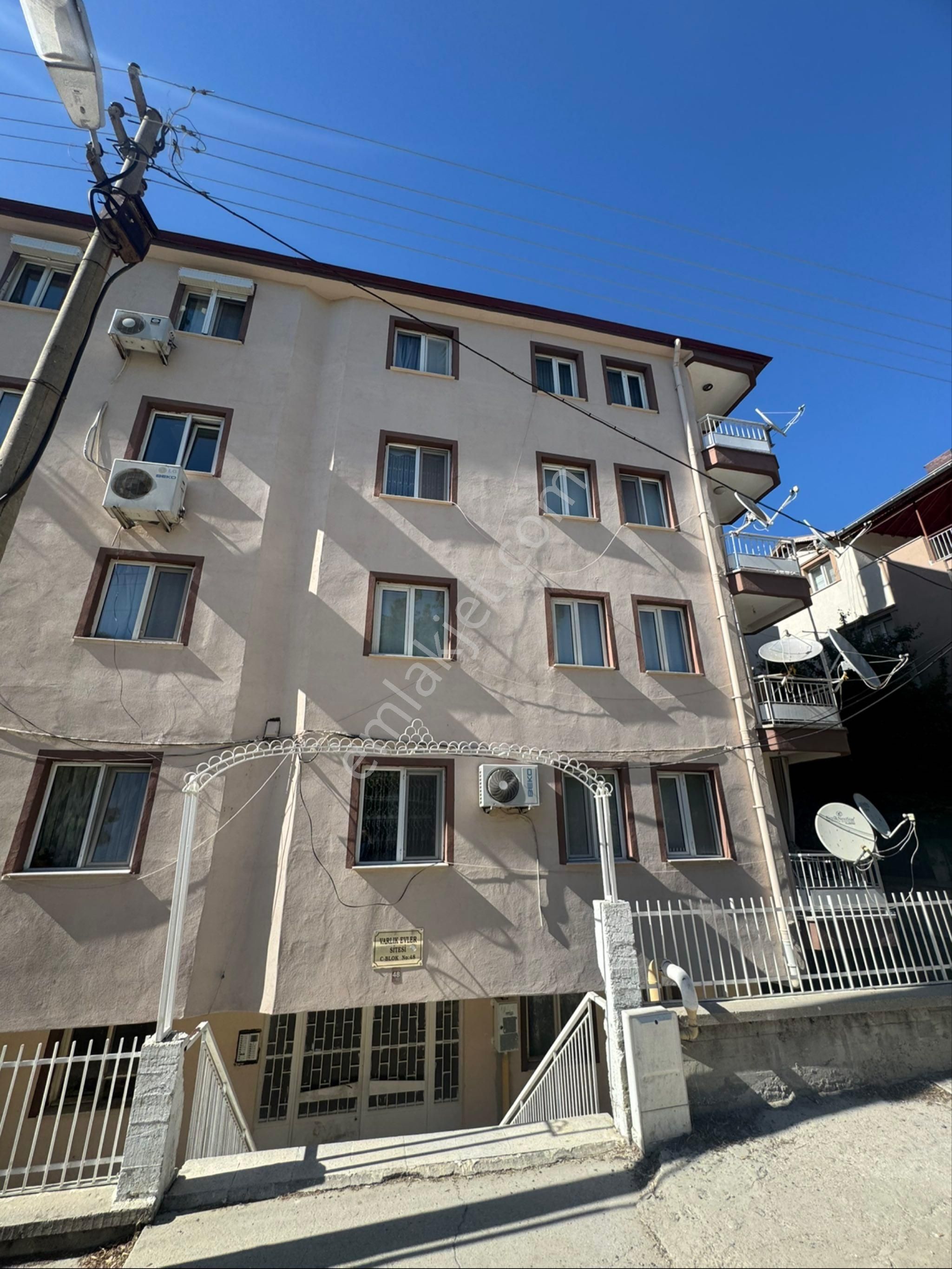 Burdur Merkez Bahçelievlerde Çok Acil Satılık 3+1 Daire