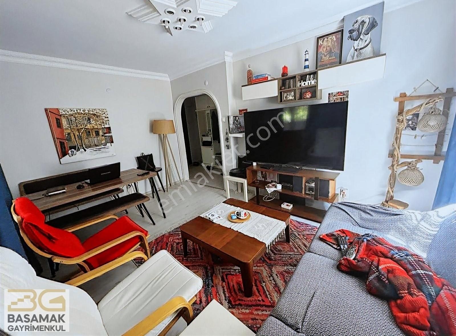 Basamak Gayrimenkul'den Zuhuratbaba'da Full Eşyalı Kiralık 3.5+1
