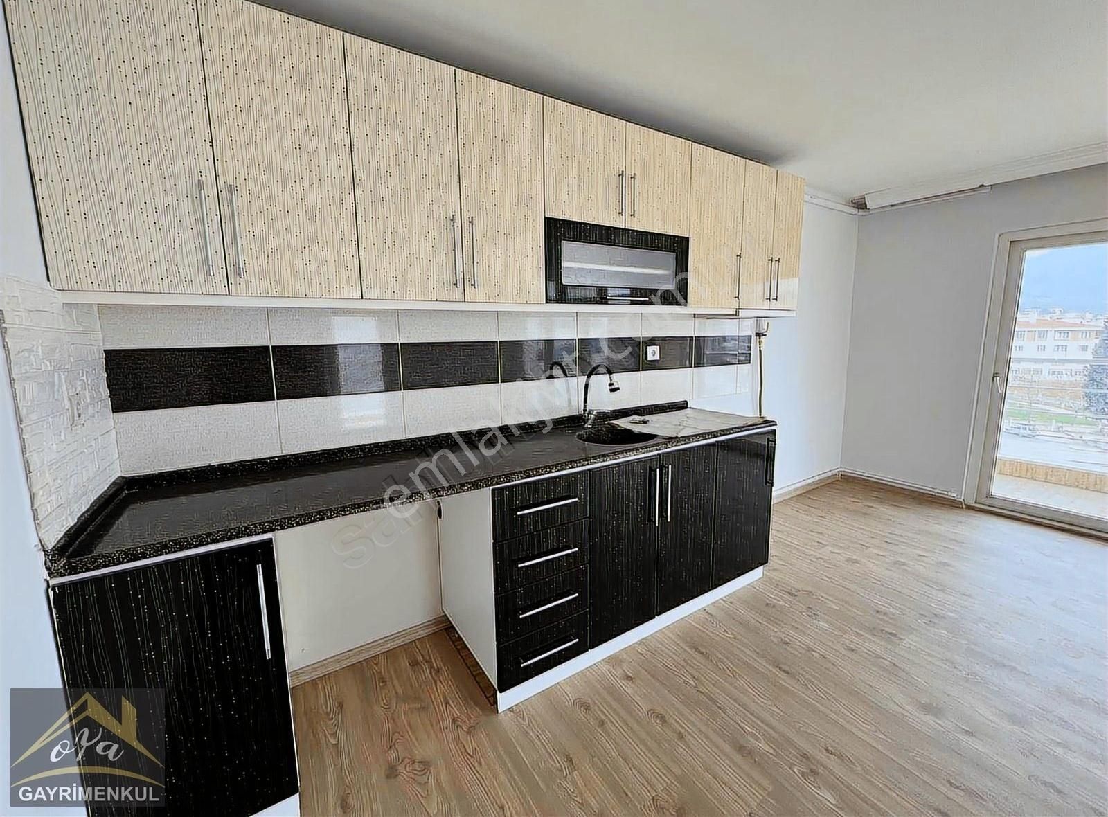 Akçay Oya Gayrimenkul'den Kadıköy'de Ön Cephe Ara Kat 3+1 Daire