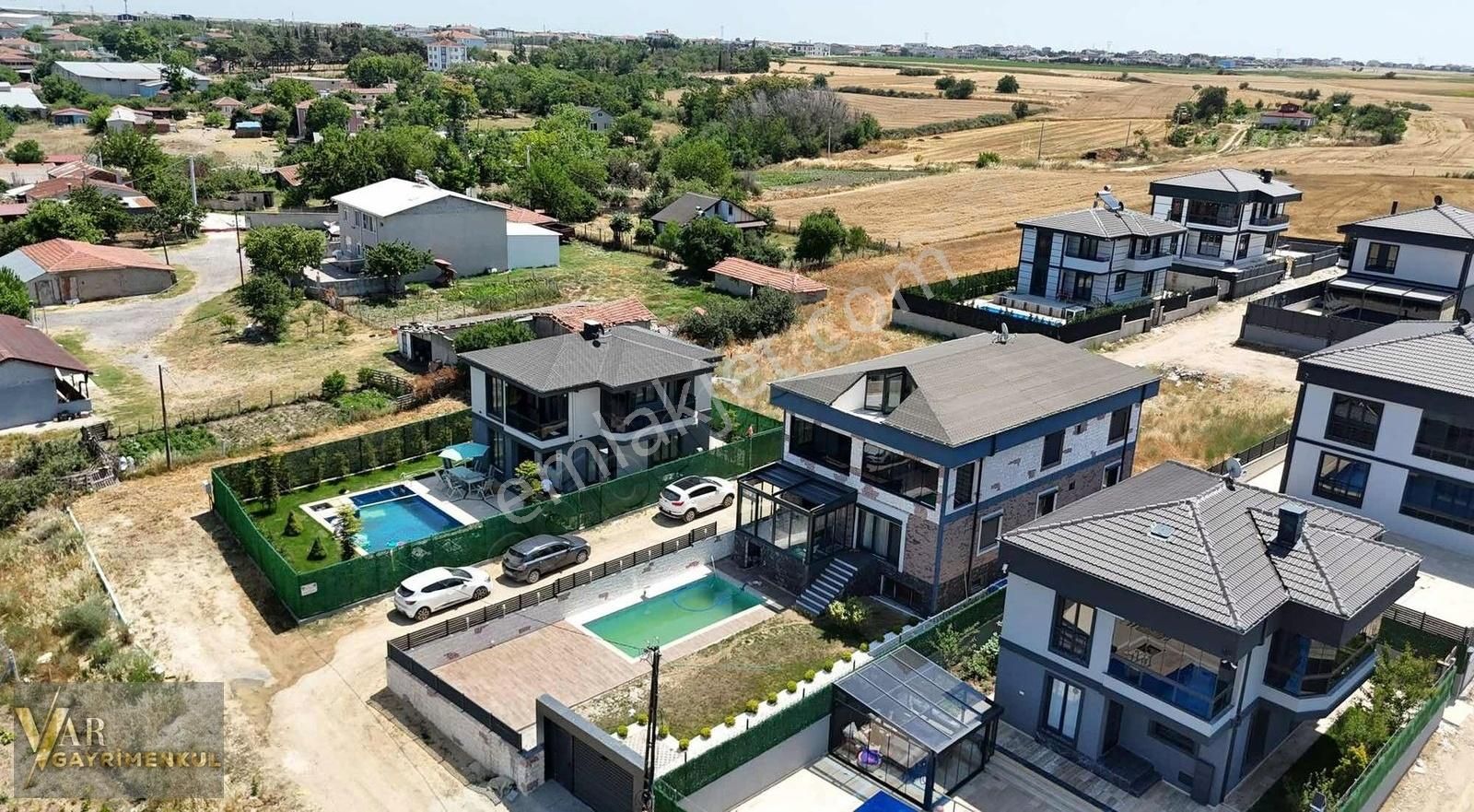 Kapaklı Bahçeağıl'da 8+2 Lüks Havuzlu Satılık Villa