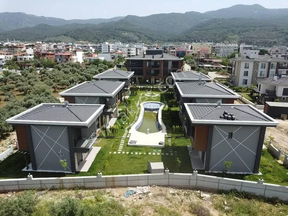 Kuşadası Davutlarda Tek Müstakil Villa Köşe