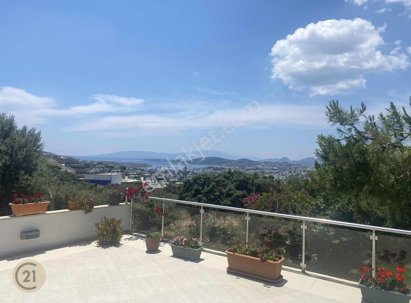 Century21 Den Bodrum Merkez De Geniş Bahçeli Manzaralı Villa.