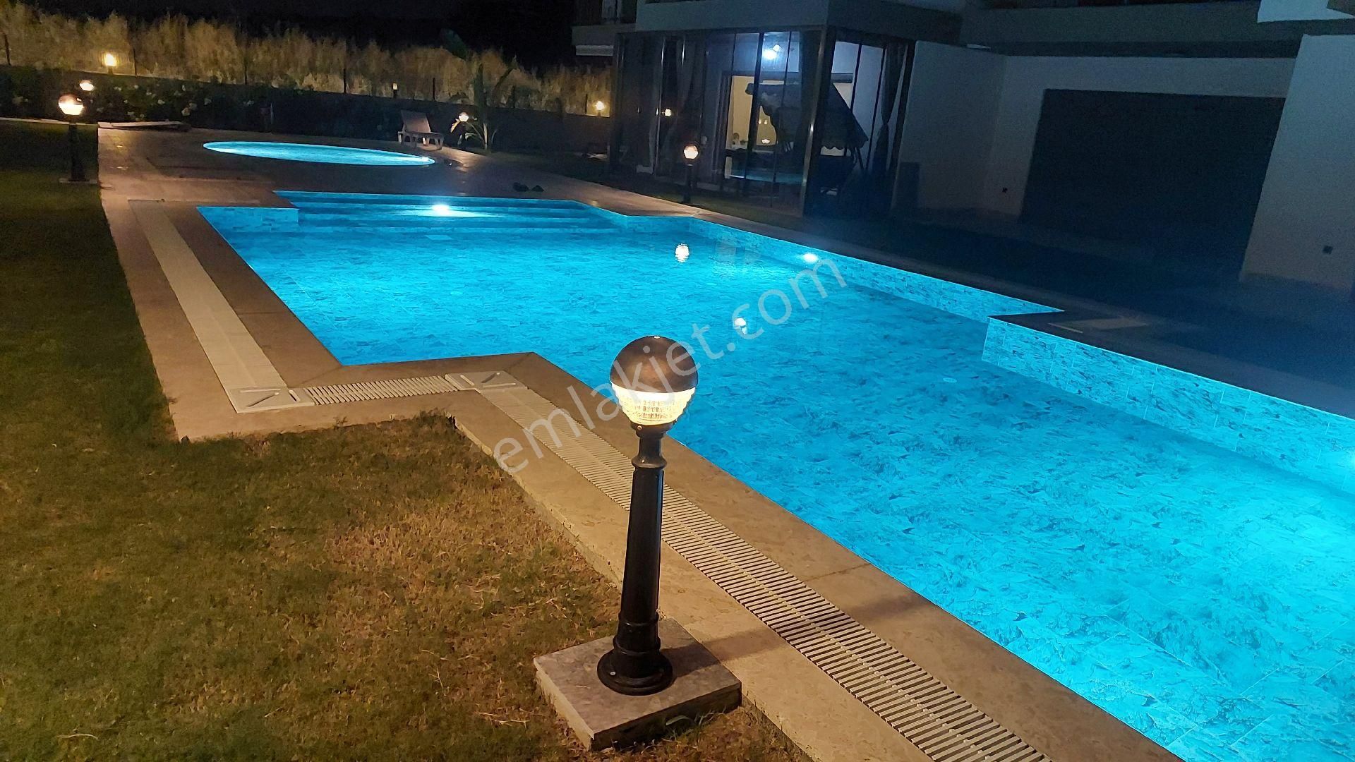 Kuşadası Sahil Sitelerinde Yüzme Havuzlu Sitede 4 Tane Klimalı Satılık 3+1 152 M2 Yeni Villa