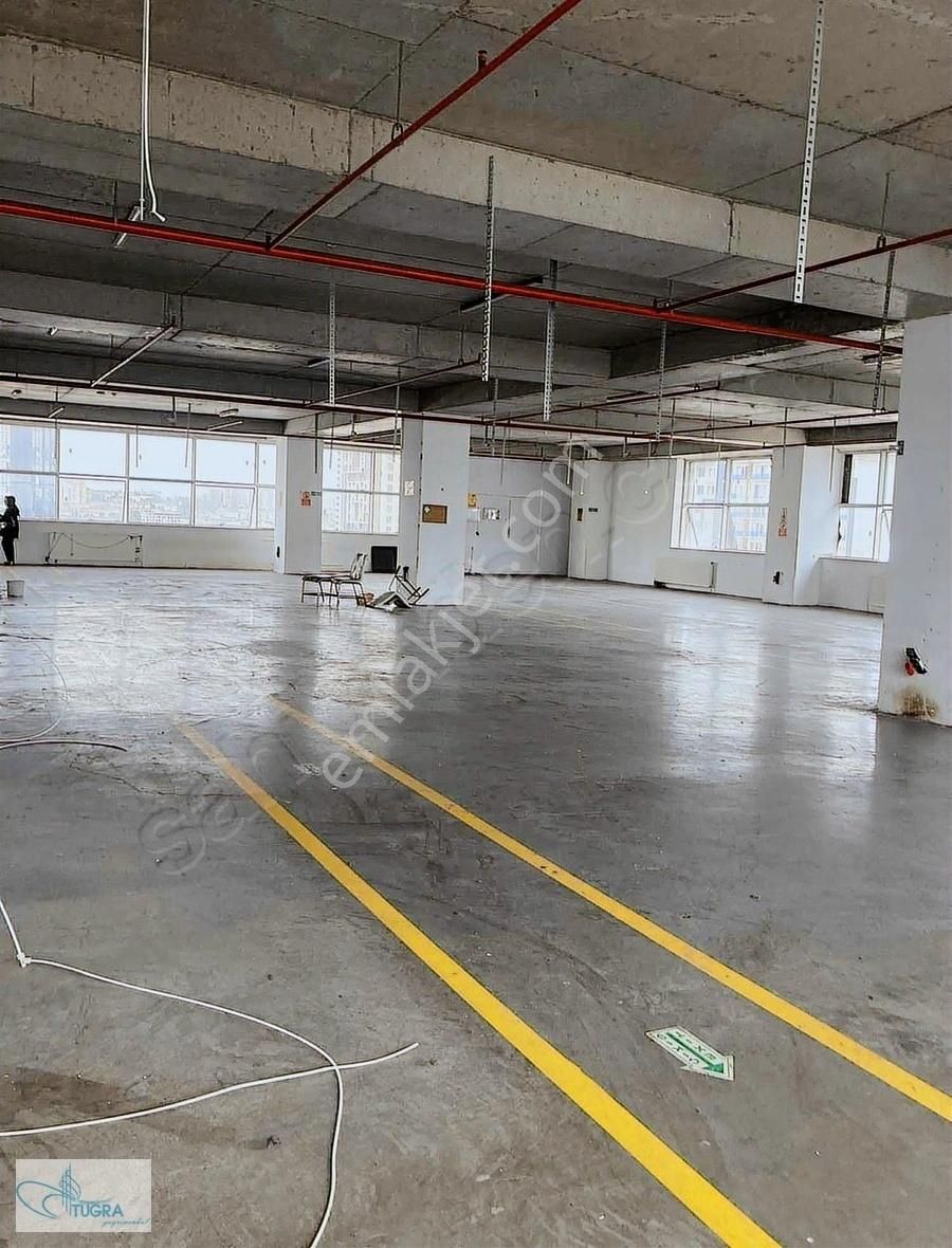 Güneşlide Anayola Yakın700m2 8. Kat Yükasansörlü150 000t Kiralık