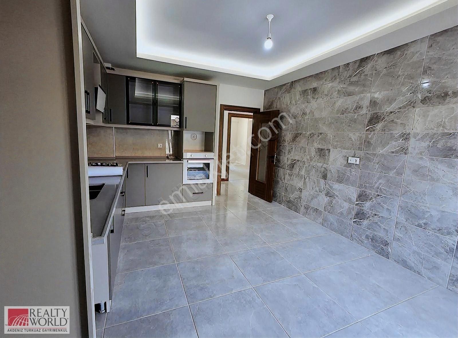 Karaağaç Mahallesinde Cadde Üzerinde 3+1 Satılık Daire