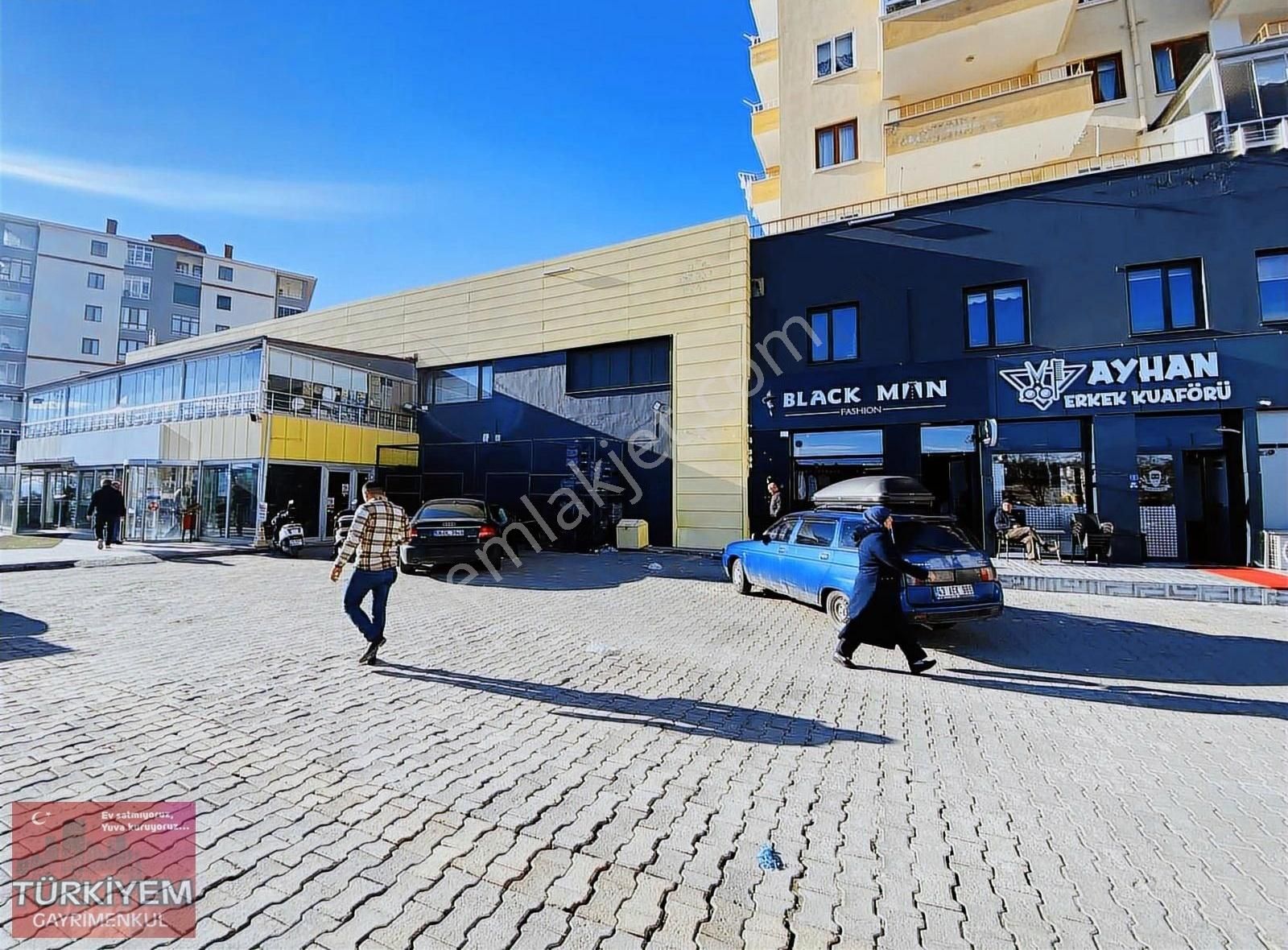 Ana Cadde Üzeri Yüksek Cirolu Hazır Kurulu Mağaza