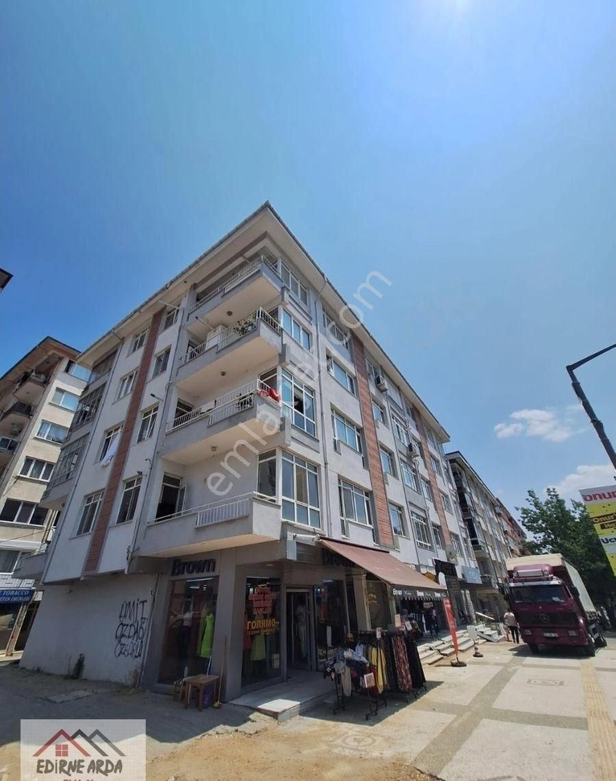 Arda Emlak Ofisi'nden Ayşekadın Sgk Binası Karşısı Ara Kat Geniş Balkonlu Daire