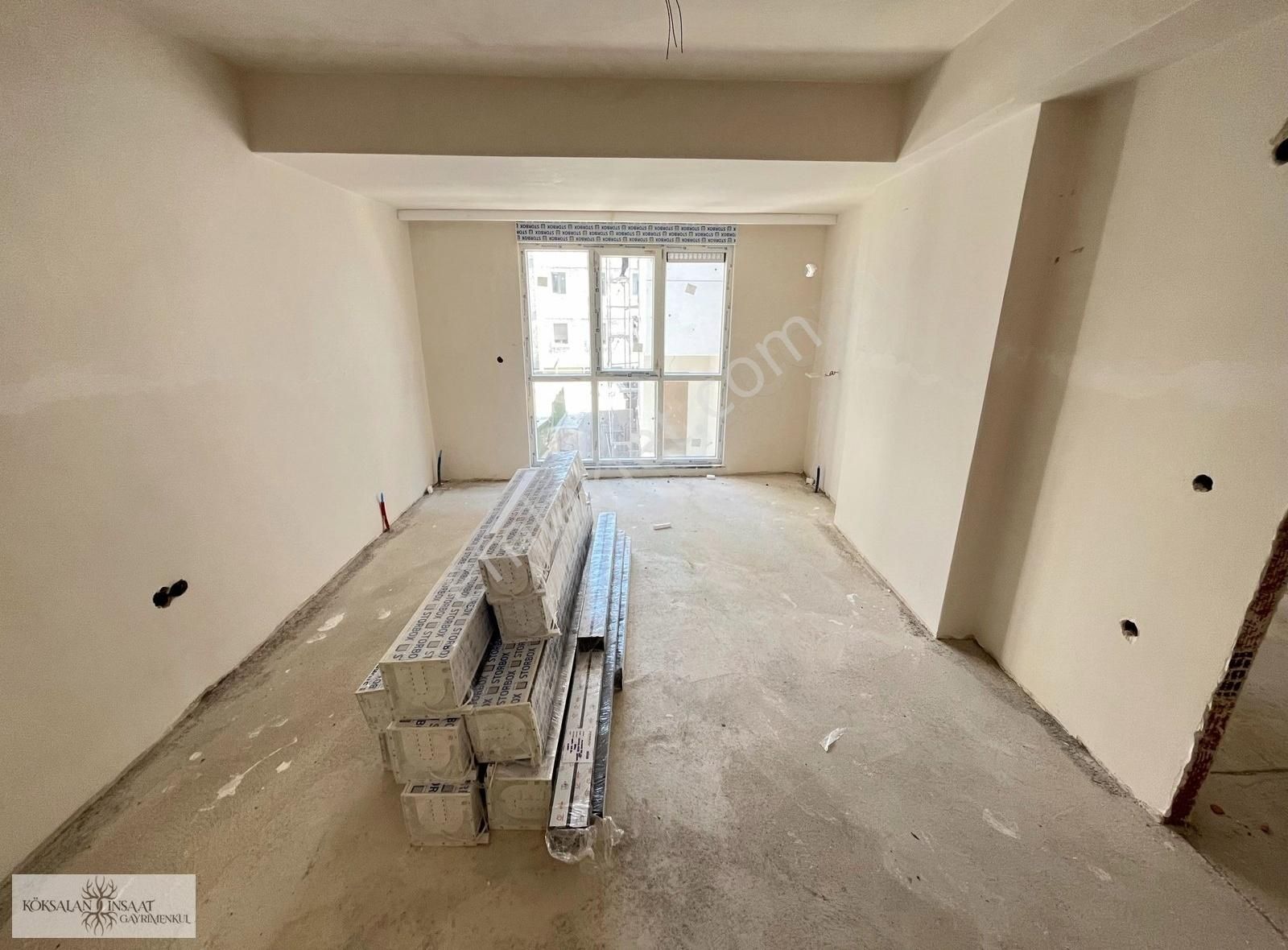 Köksalandan Altıntepede Minibüse Yakın 1. Katta Ayrı Mutfaklı