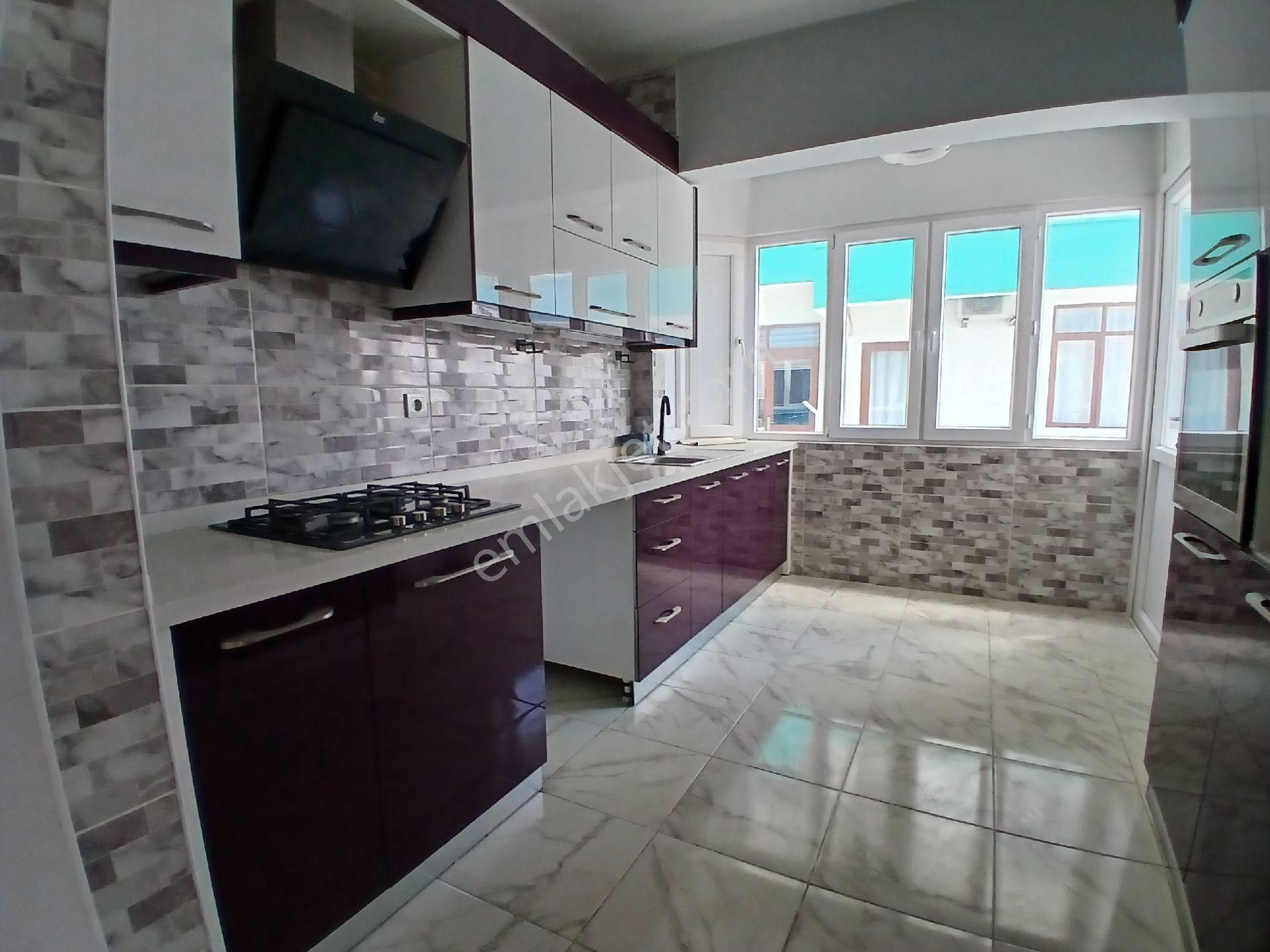 Kızıltoprak'ta Meydan 'da Bakımlı 3+1 Daire