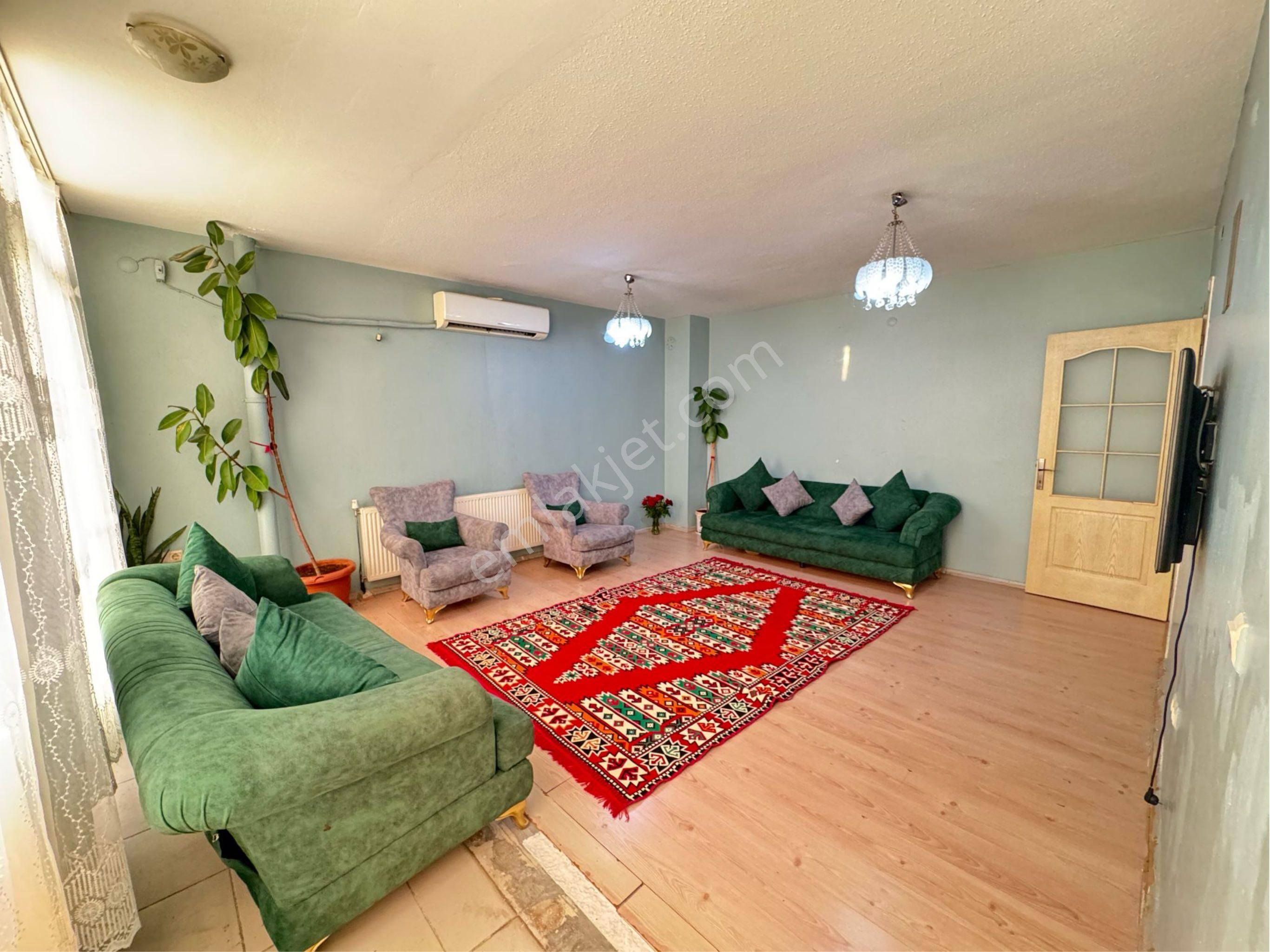 Cadde Seyrandan Satlık 2+1/ 105 M2