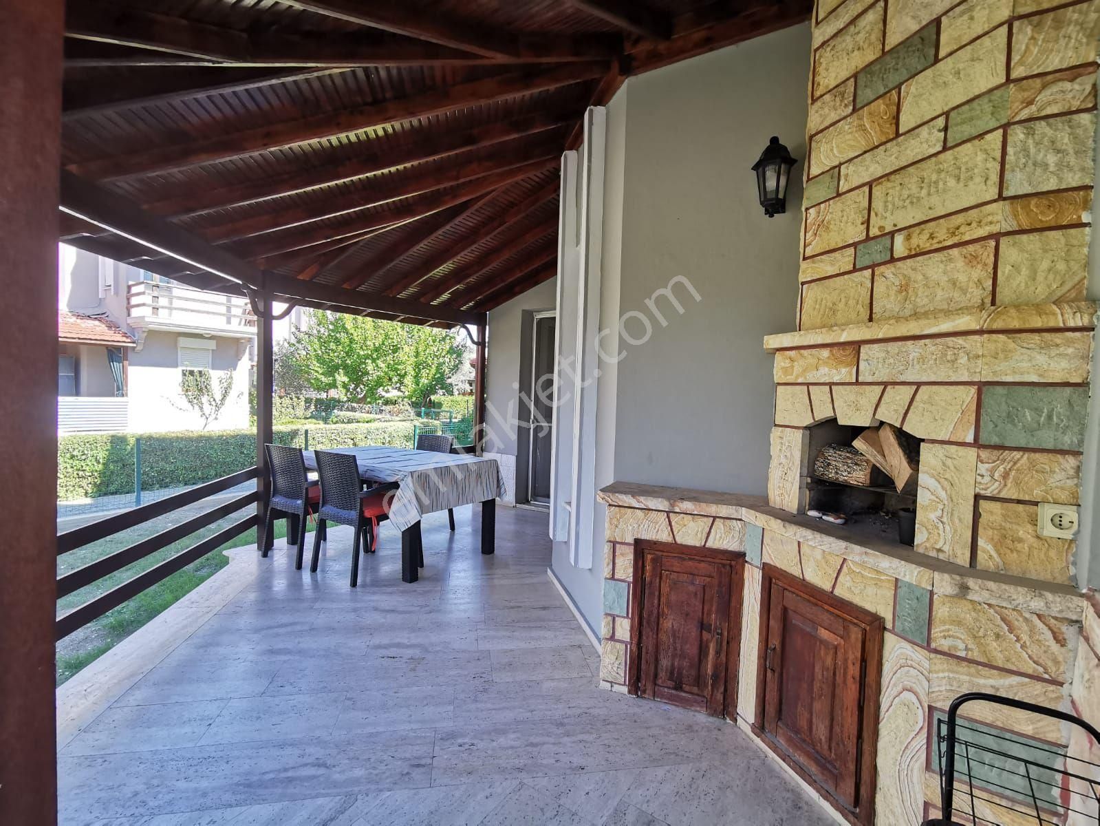 Urla Torasan Nezih Site İçinde Sırt Sırta Müstakil Havuzlu Girişli Tripleks - Görsel 2