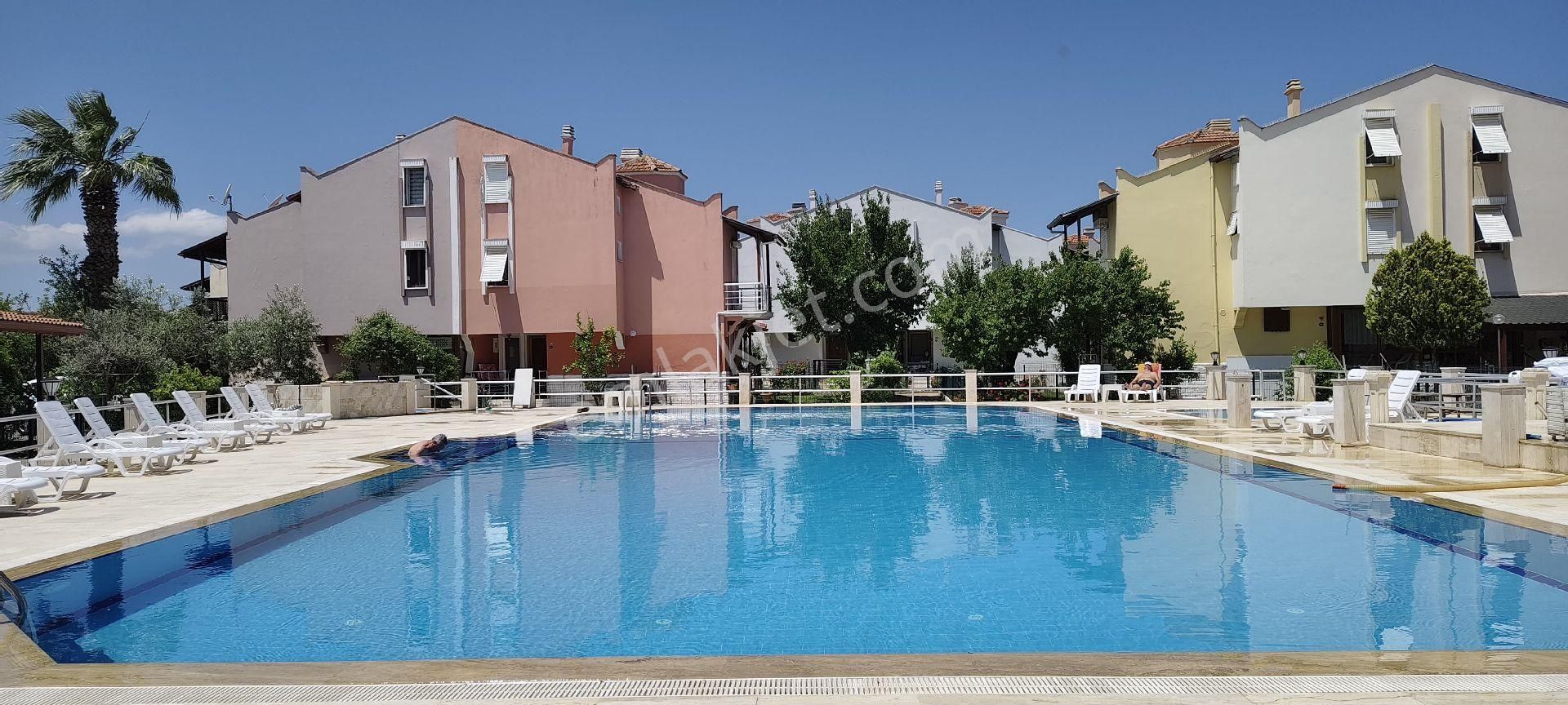 Urla Torasan Nezih Site İçinde Sırt Sırta Müstakil Havuzlu Girişli Tripleks - Görsel 22