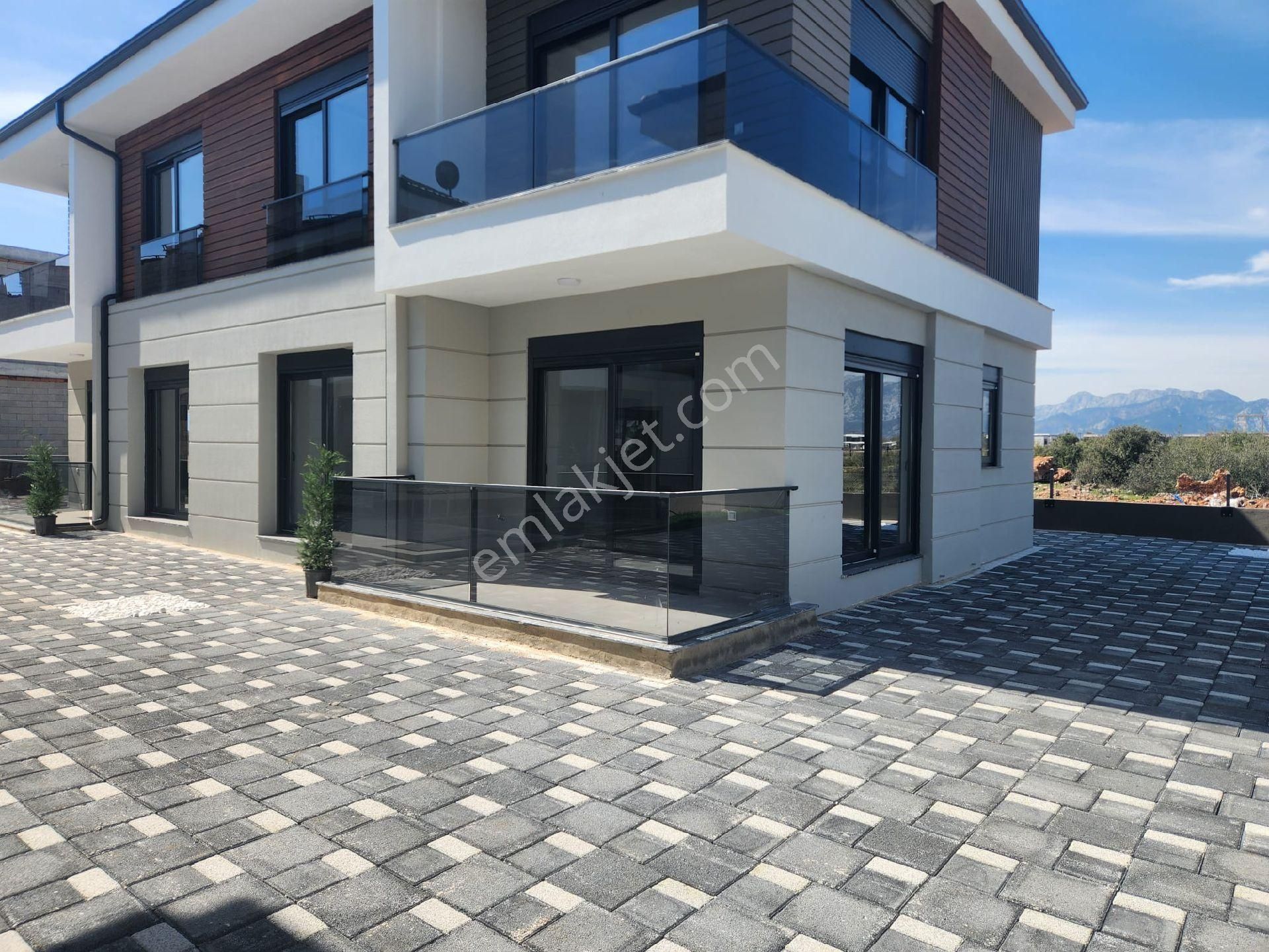 Havuzlu Site De Sıfır Villa.döşemealtı Altınkale'de