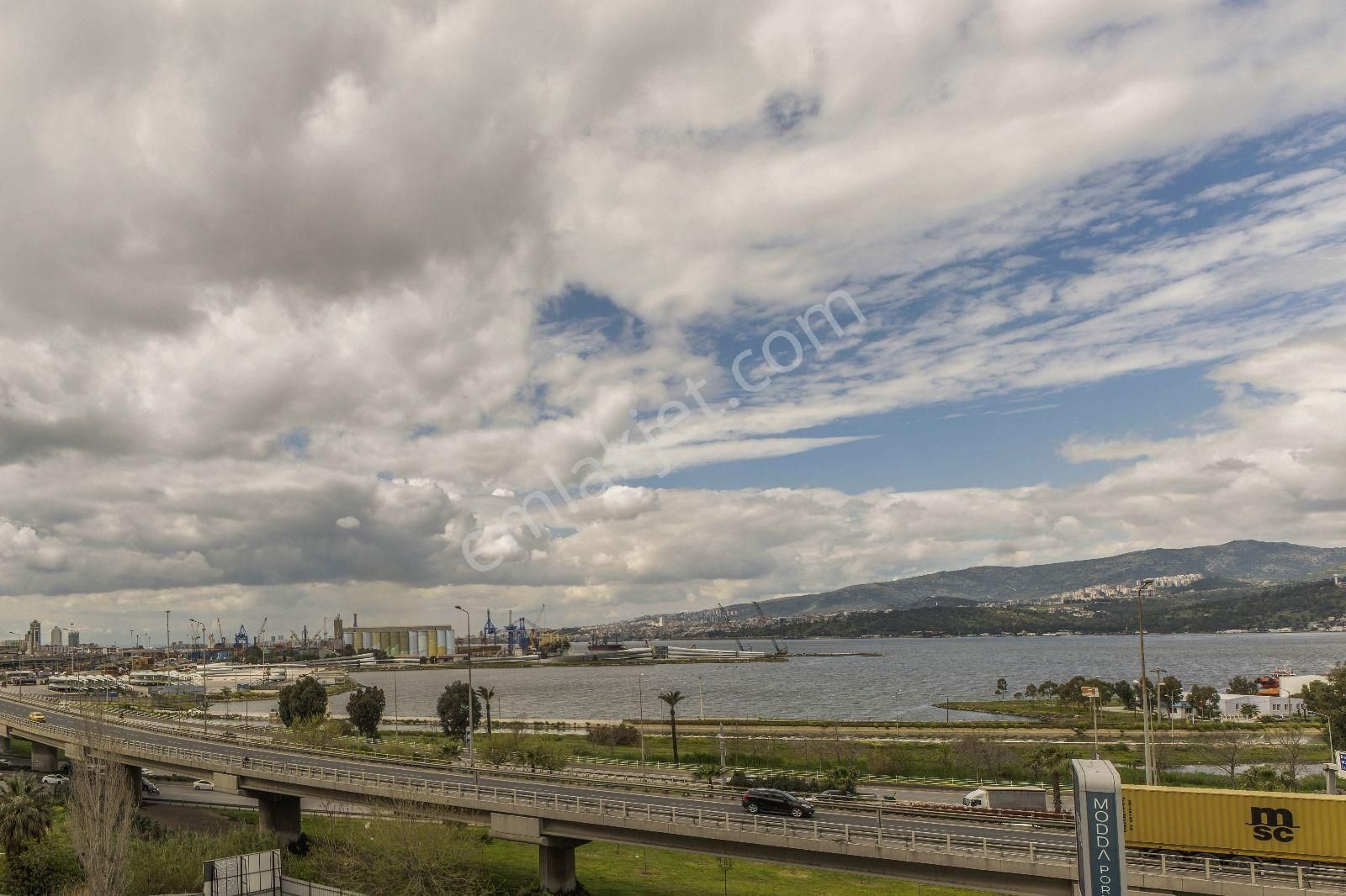 Konak Çınarlı Bölgesinde Denize Sıfır 3+1 Kiralık Rezidans