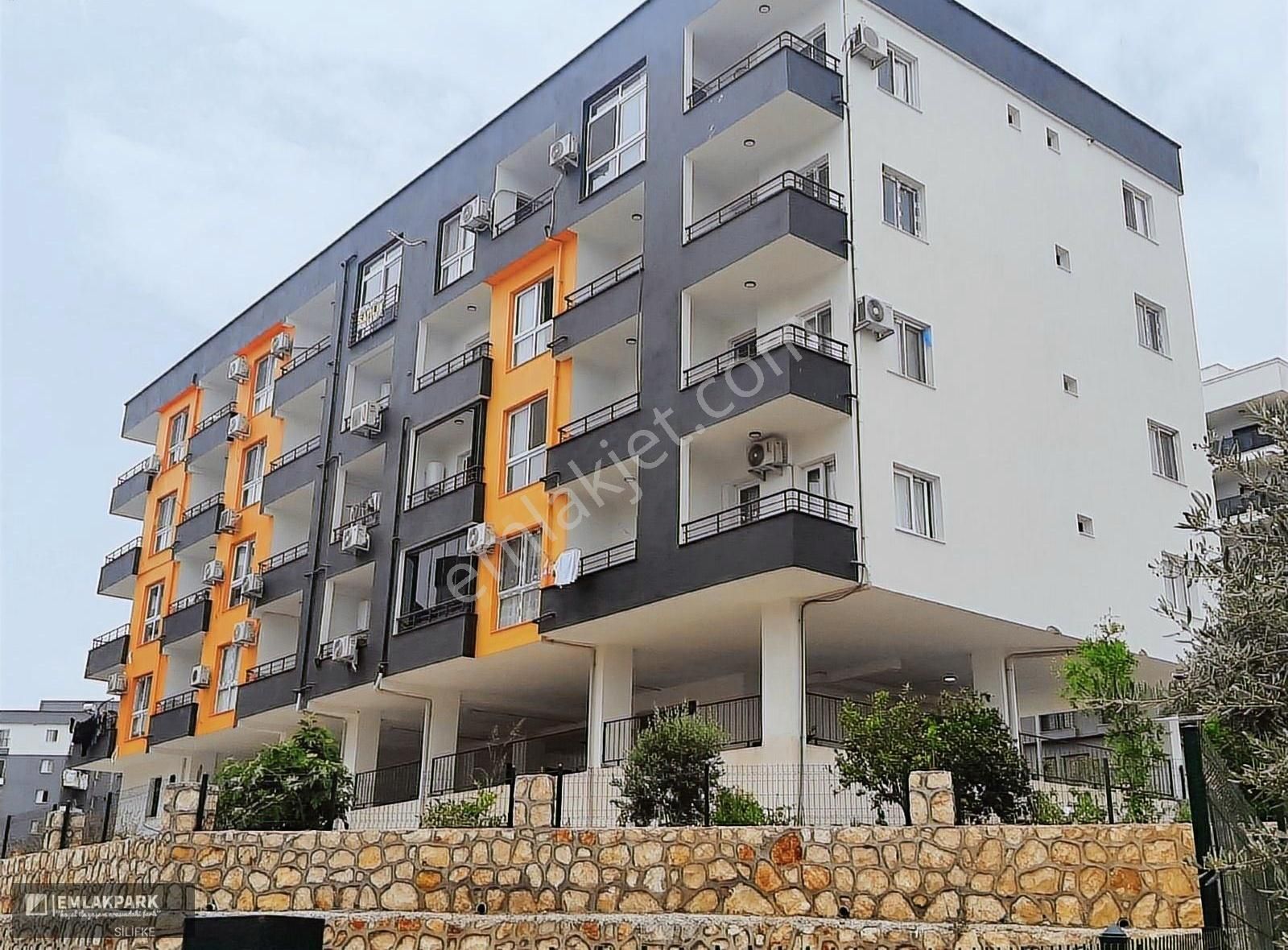 Emlakparkdan Taşucu Merkezde Satılık 2+1 Boş Daire
