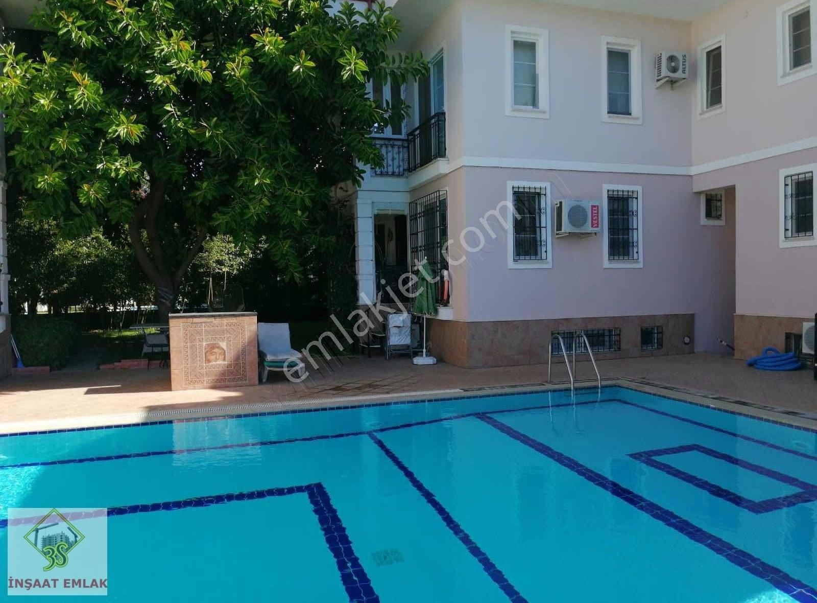 Batur'dan Foça'da Site İçerisinde Havuzlu 1+1 Kiralık Daire..