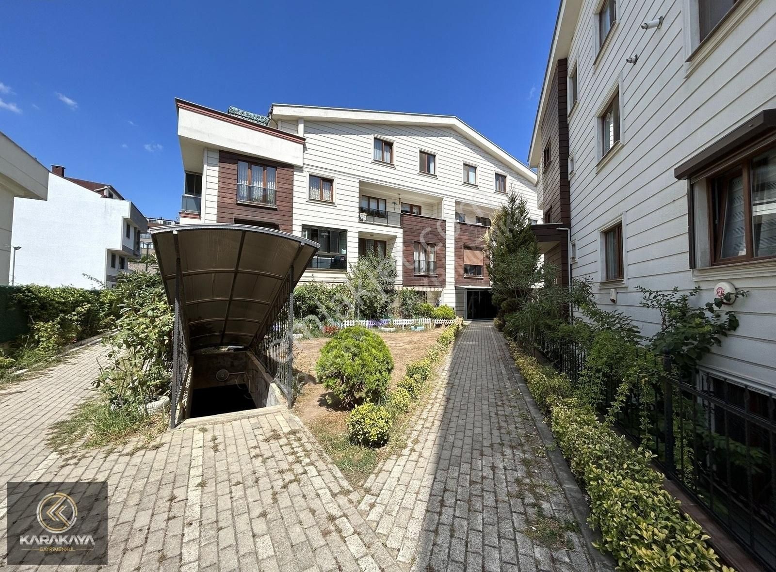 Cami Mahallesinde Site İçinde Kapalı Otoparklı Bahçe Dubleksi
