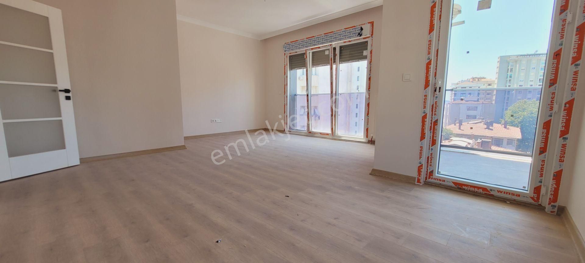 Minibüs Cad. Eminalipaşa Metro Yakını Kombili Balkonlu 2+1 Daire