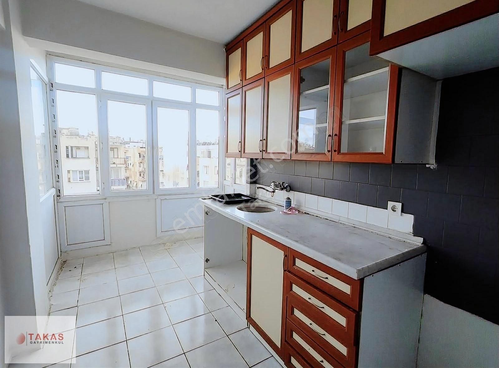 Merkezde Güllük Caddesine Yakın Boş Kiralık 3+1 Daire