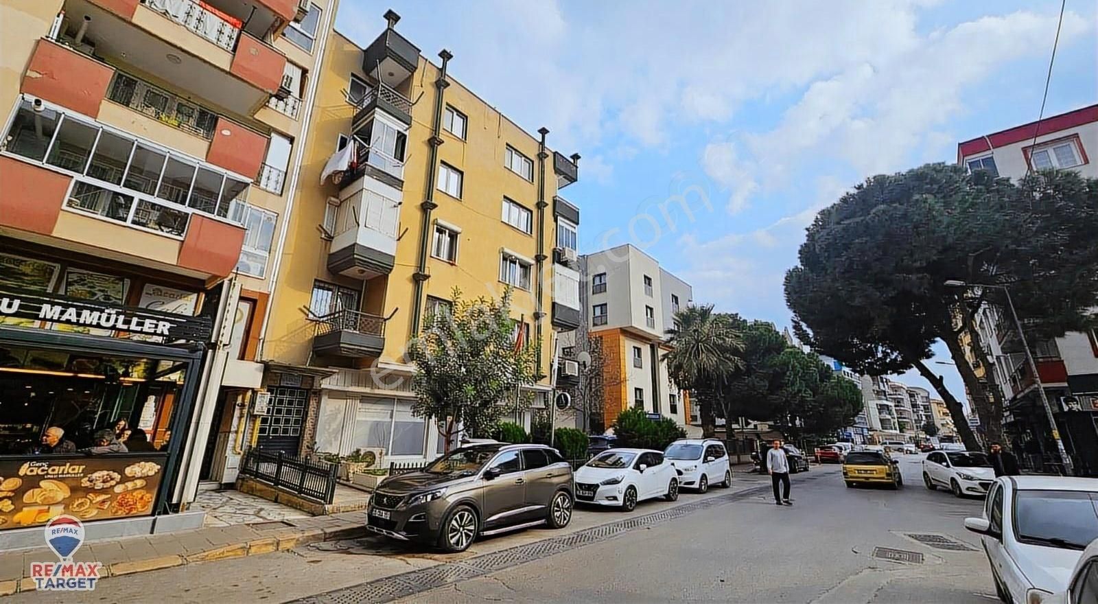 Gaziemir Atıfbey'de 5+1 Dubleks 210 M2 Tadilatlı Daire