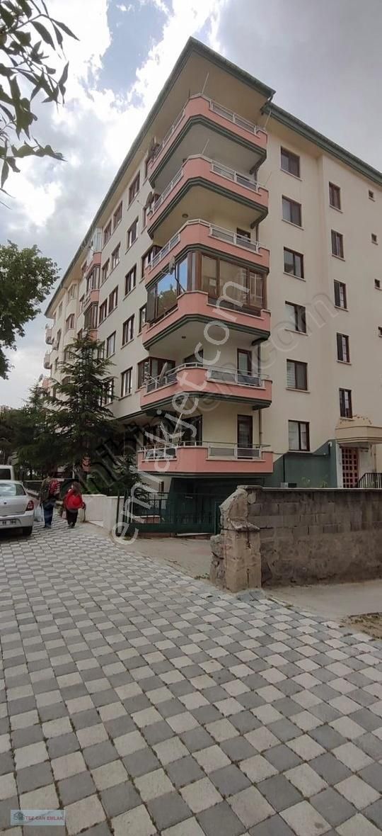 Afyon Tezcan Emlaktan Dervişpaşa Mahallesi Çift Banyolu3+1 Daire