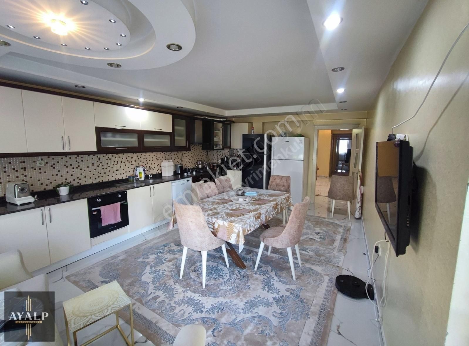 Ayalp'ten Güvenevler'de 250 M2 Oturumlu Satılık 4+1 Daire