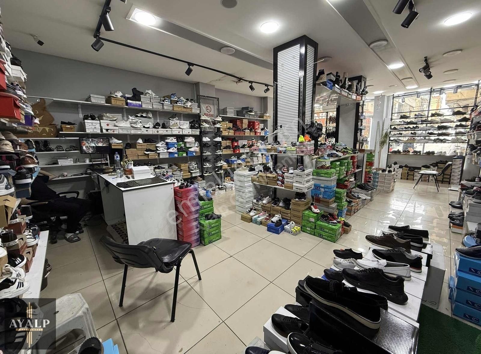 Ayalpten Karşıyaka'da Dükkan İle Birlikte Satılık 3+1 Daire