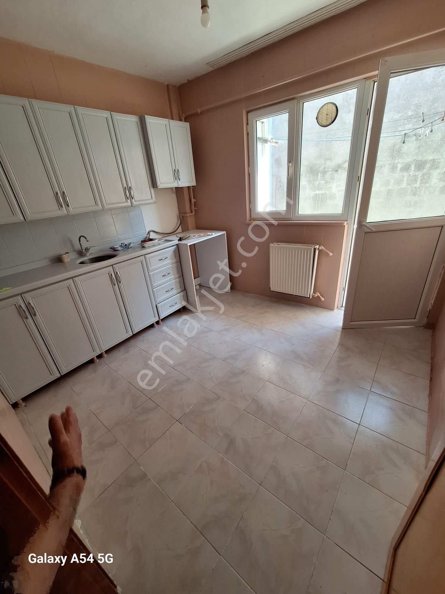 Bayrampaşa Altıntepsi 3+1 Kombili Parkeli Kat 2 /120 M2 Balkonlu 15 Yaşında