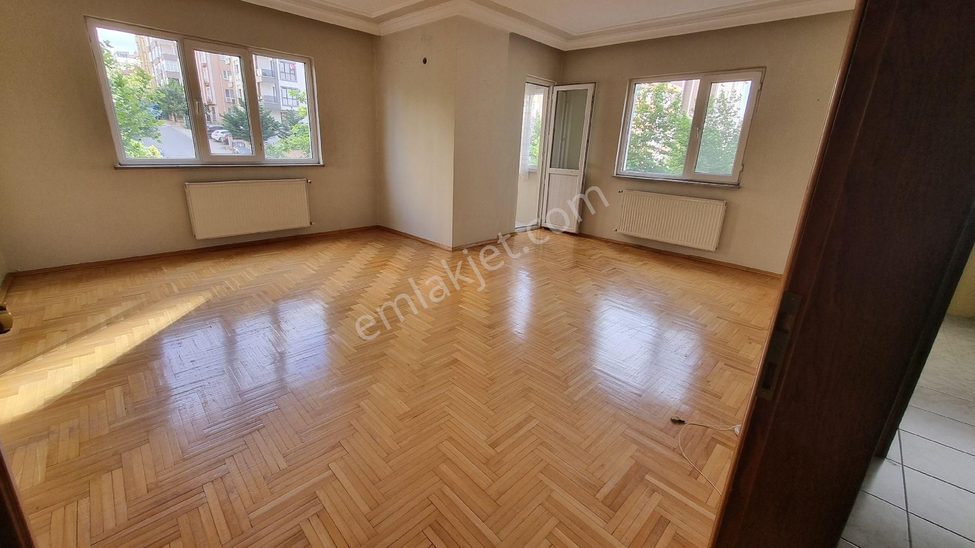 Şerifali'de Sitede Oturuma Hazır Boş Satılık 3+1 Daire