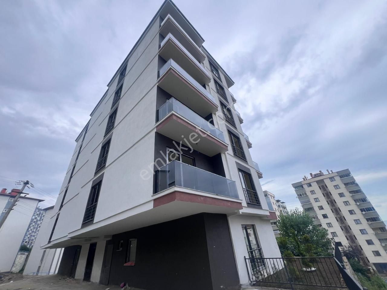 Trabzon 2 No'lu Beşirli'de Deniz Manzaralı 3+1 Satılık Daire
