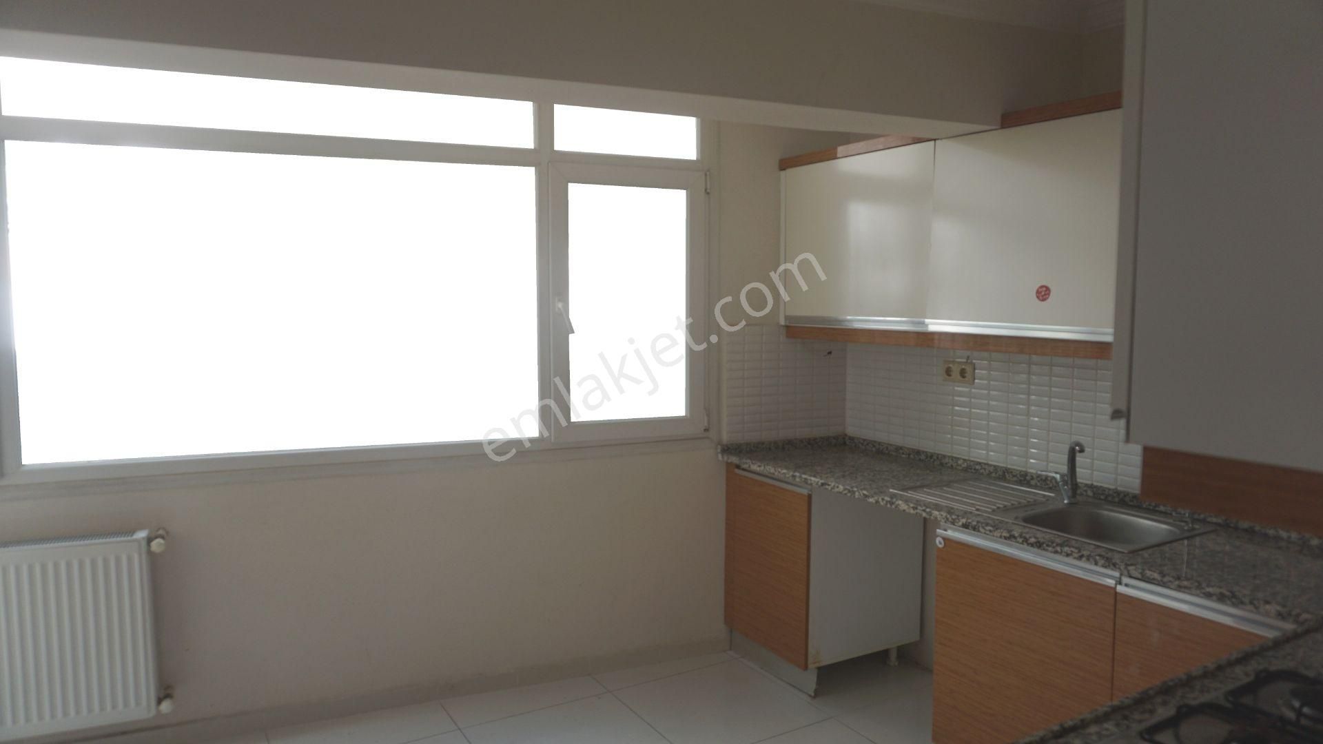 Bostanlı Kiralık 3+1 Ebeveynbanyolu+doğalgaz+özelbahçeli(serkan)