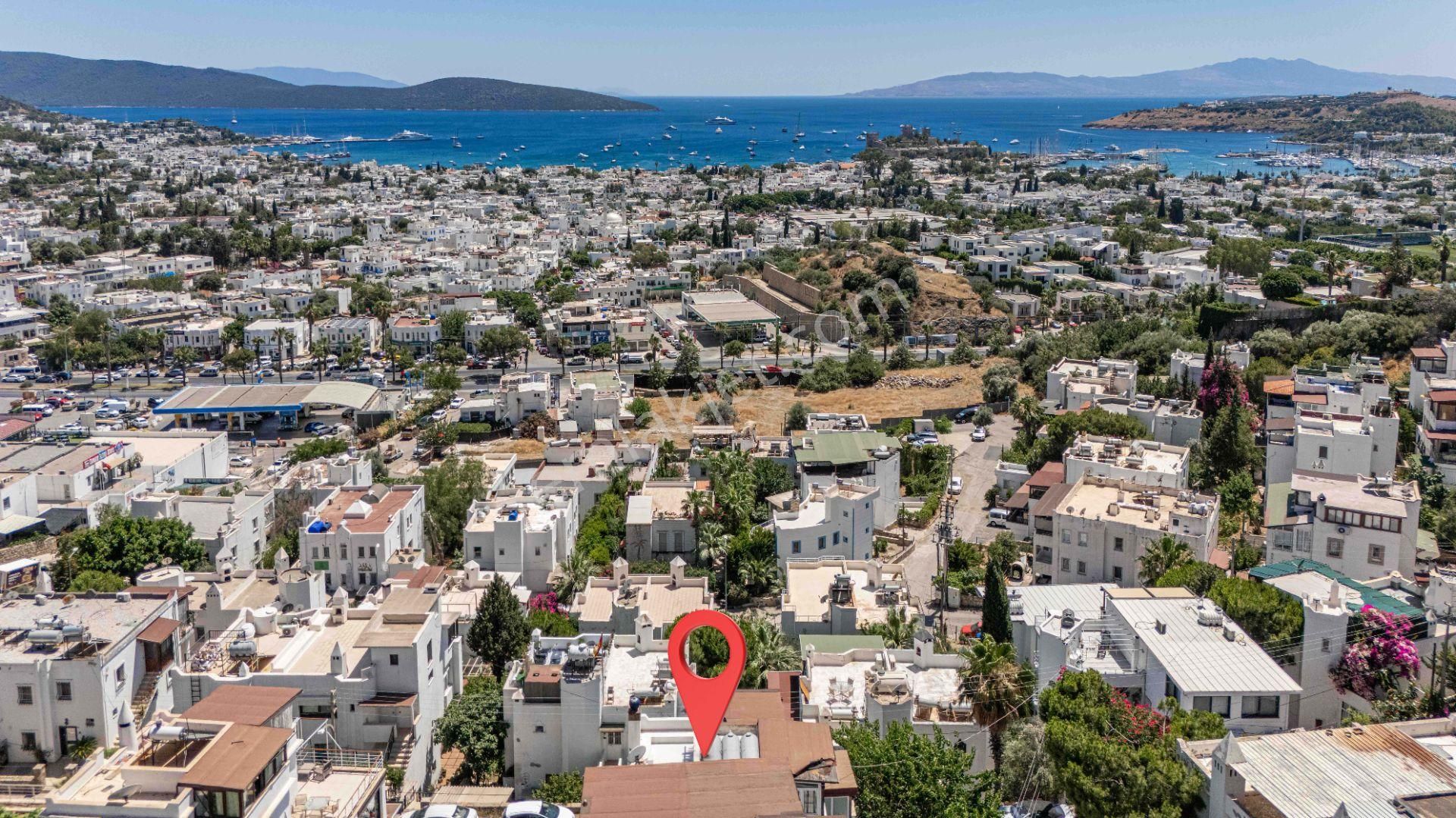 Bodrum' Da, Kale, Deniz Manzaralı, 2 Ayrı Evden Oluşan Tripleks