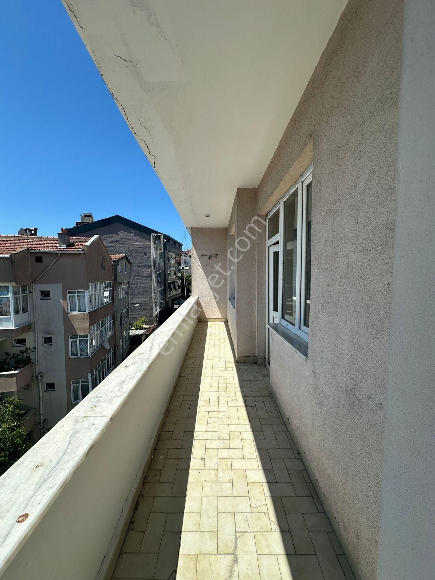 Sefaköy Kartaltepe Mahallesinde Aile Apartmanında 2+1 Çift Tuvaletli 3. Katta Kiralık Daire!!