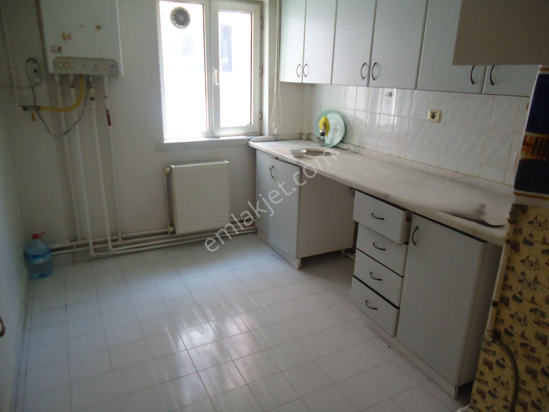 Krc'den Merkezi Konumda Katta Kiralık 3+1 Daire