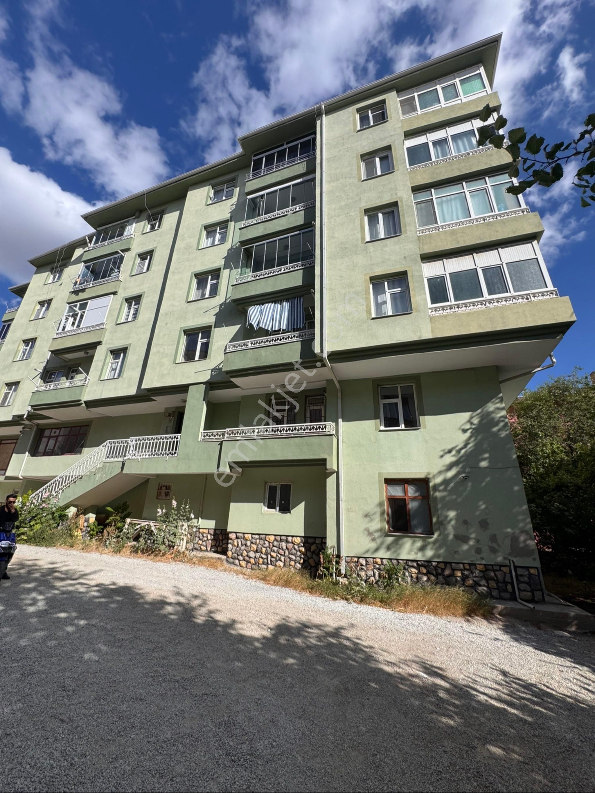 Kırşehir Cumartesi Pazarı Aşık Paşa Mahallesi’nde Satılık Daire