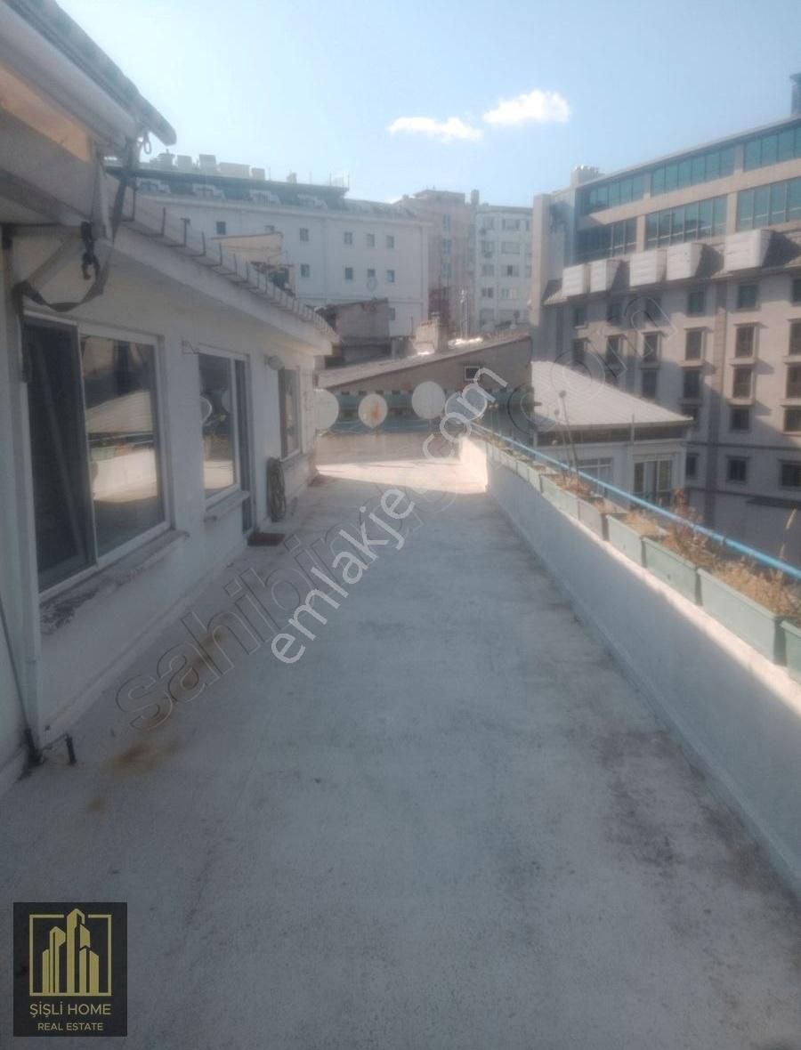 Şişli Meydanda Teraslı 2+1 Temiz Köşe Manzaralı Daire