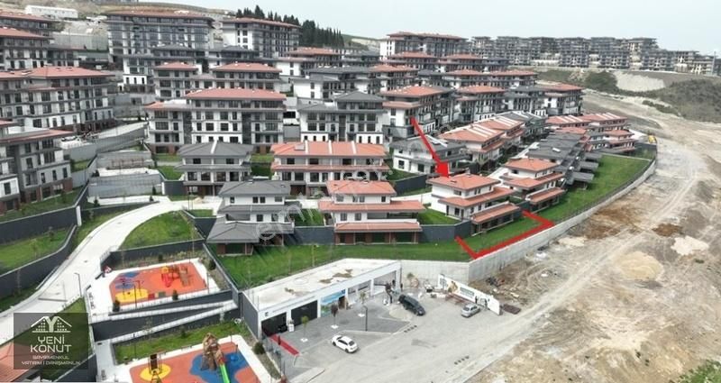 Bahçeşehir Vadi Evleri Büyük Bahçeli Müstakil 6+2 Villa !