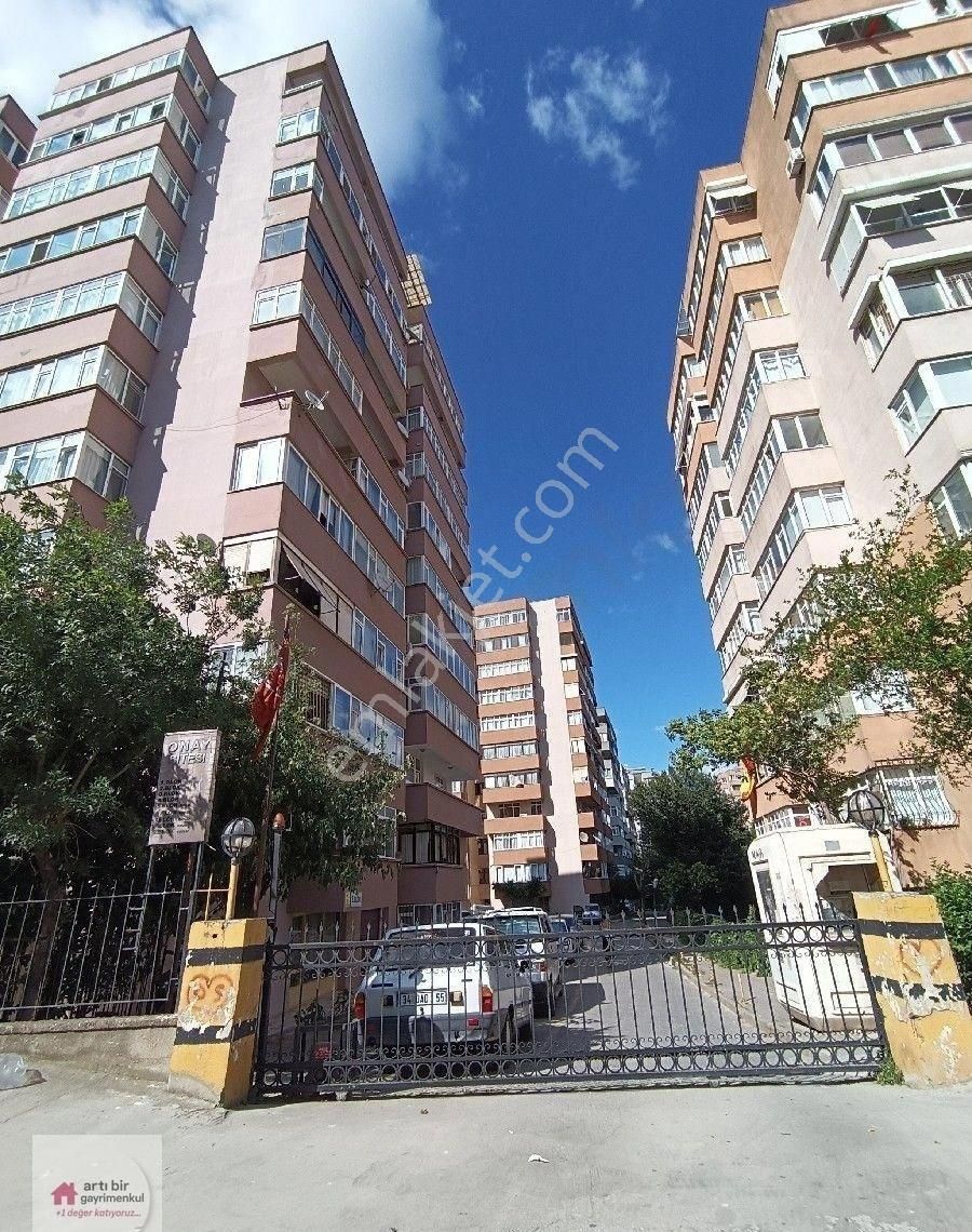 Kadıköy Merdivenköy'de İçi Yenilenmiş Kiralık 3+1 Daire