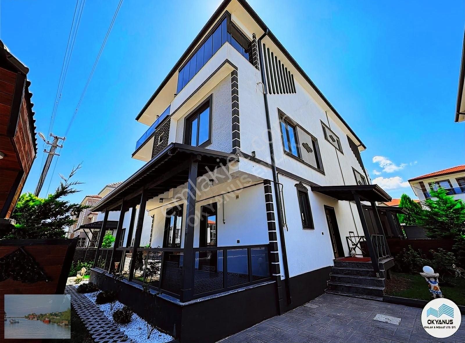 "karasu" Çarşı Merkez'de 5+1 Ayrı Mutfak Ultra Lüks Sıfır Villa