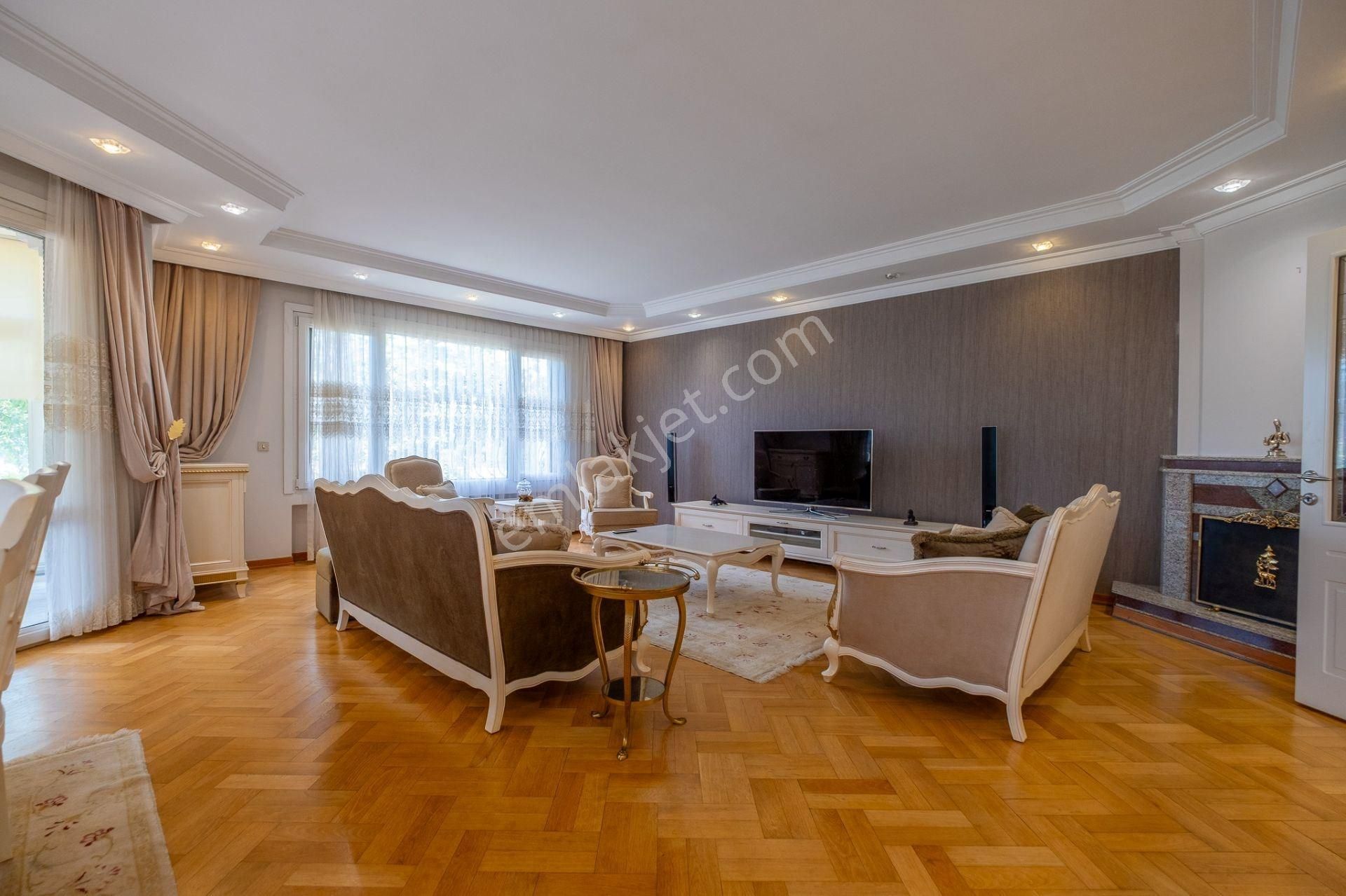 Aqua Florya Avm Karşısı Full Eşyalı Havuzlu 4+1 220 M2