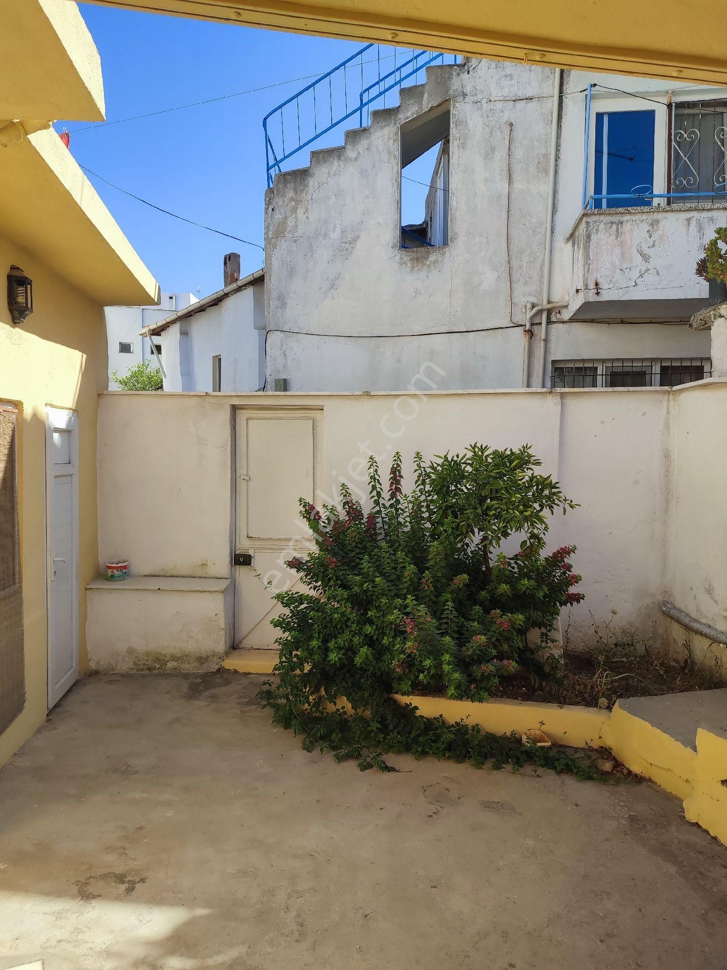 Milas Merkezde Satılık Müstakil Garajlı Bina