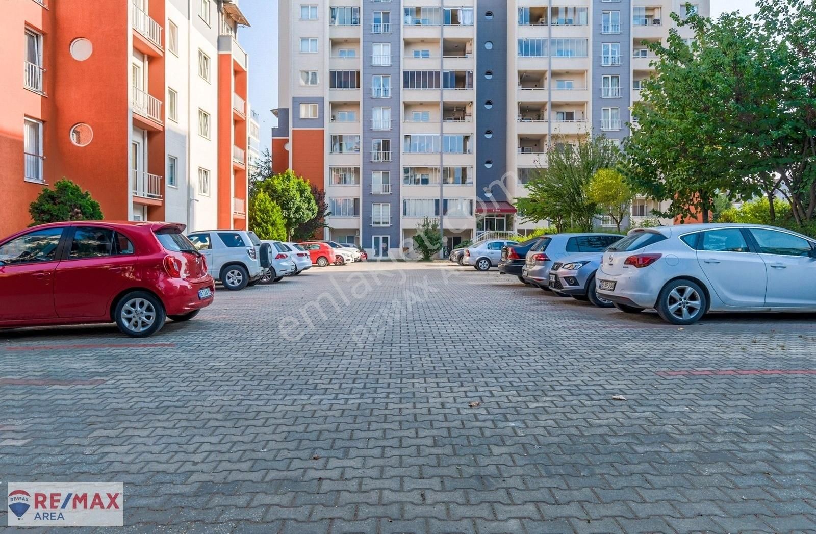 Remax Area Dan Begüm Kent Sitesi 'nde Kiralık Ara Kat 4+1 Daire