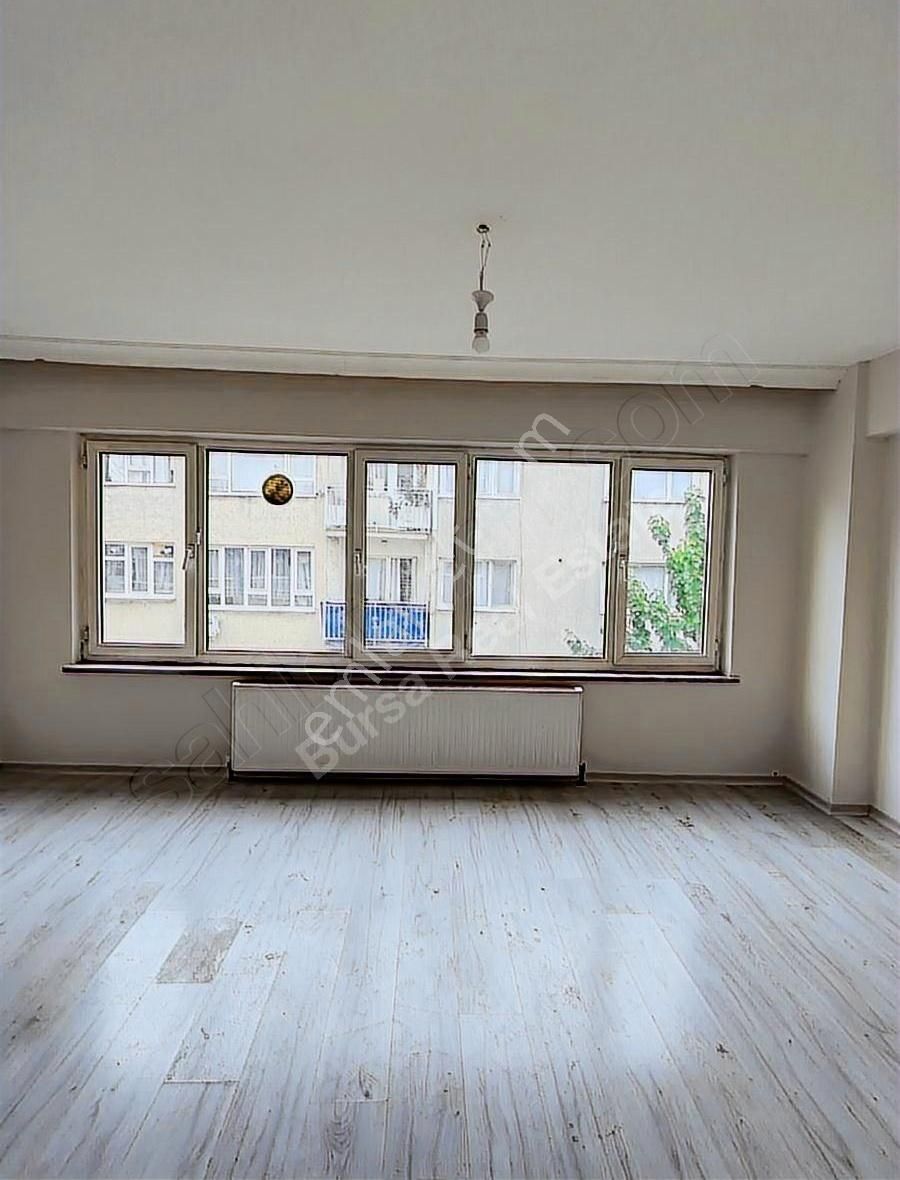 Altıparmakta Boyalı Yeni Parkeli 2+1 Kiralık Daire