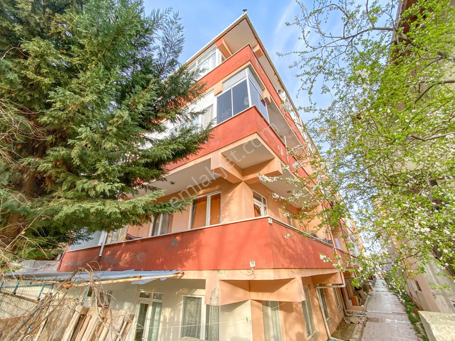Kumbağ'da Merkezi Konumda Eşyalı 1+1 Kiralık Daire